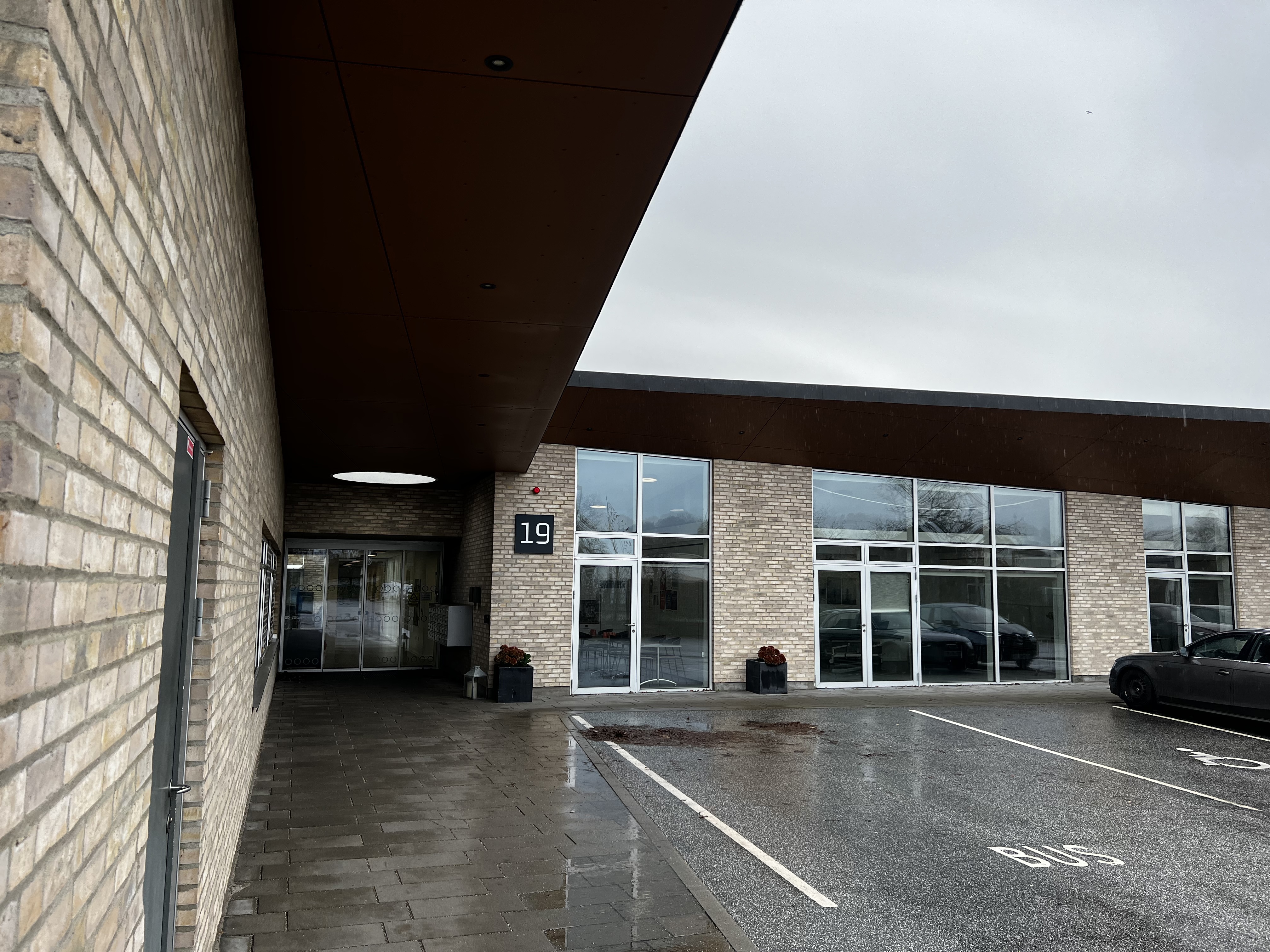 Ungdomshøjskolen indgang til stedet