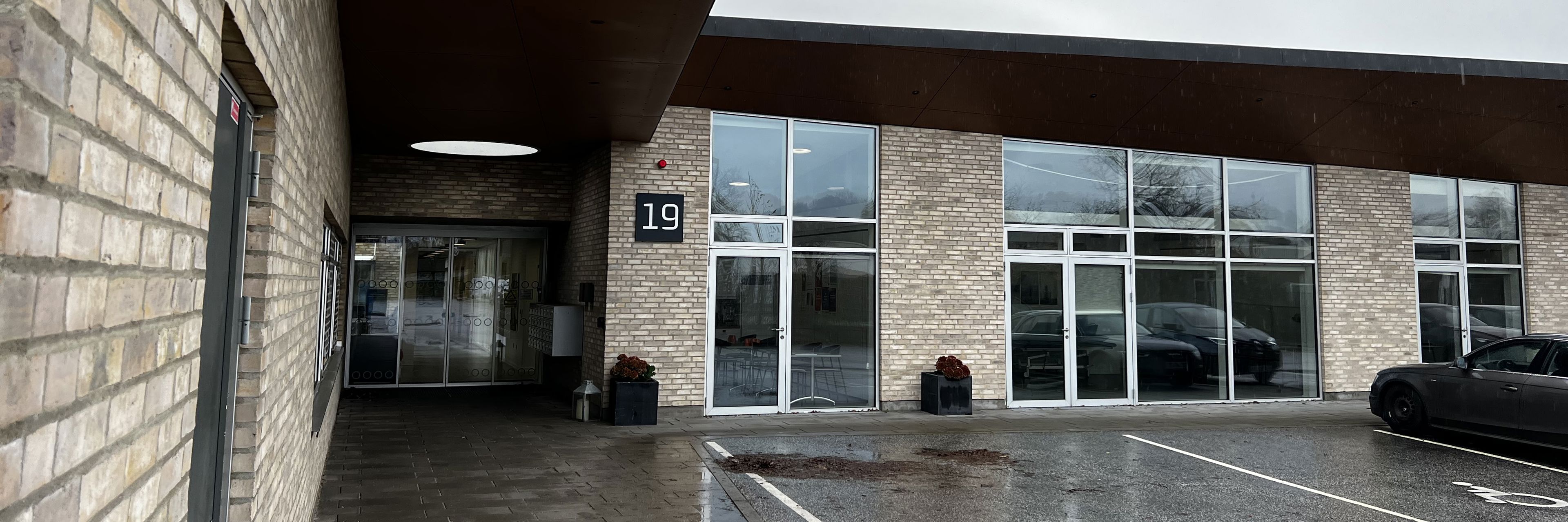 Ungdomshøjskolen indgang til stedet