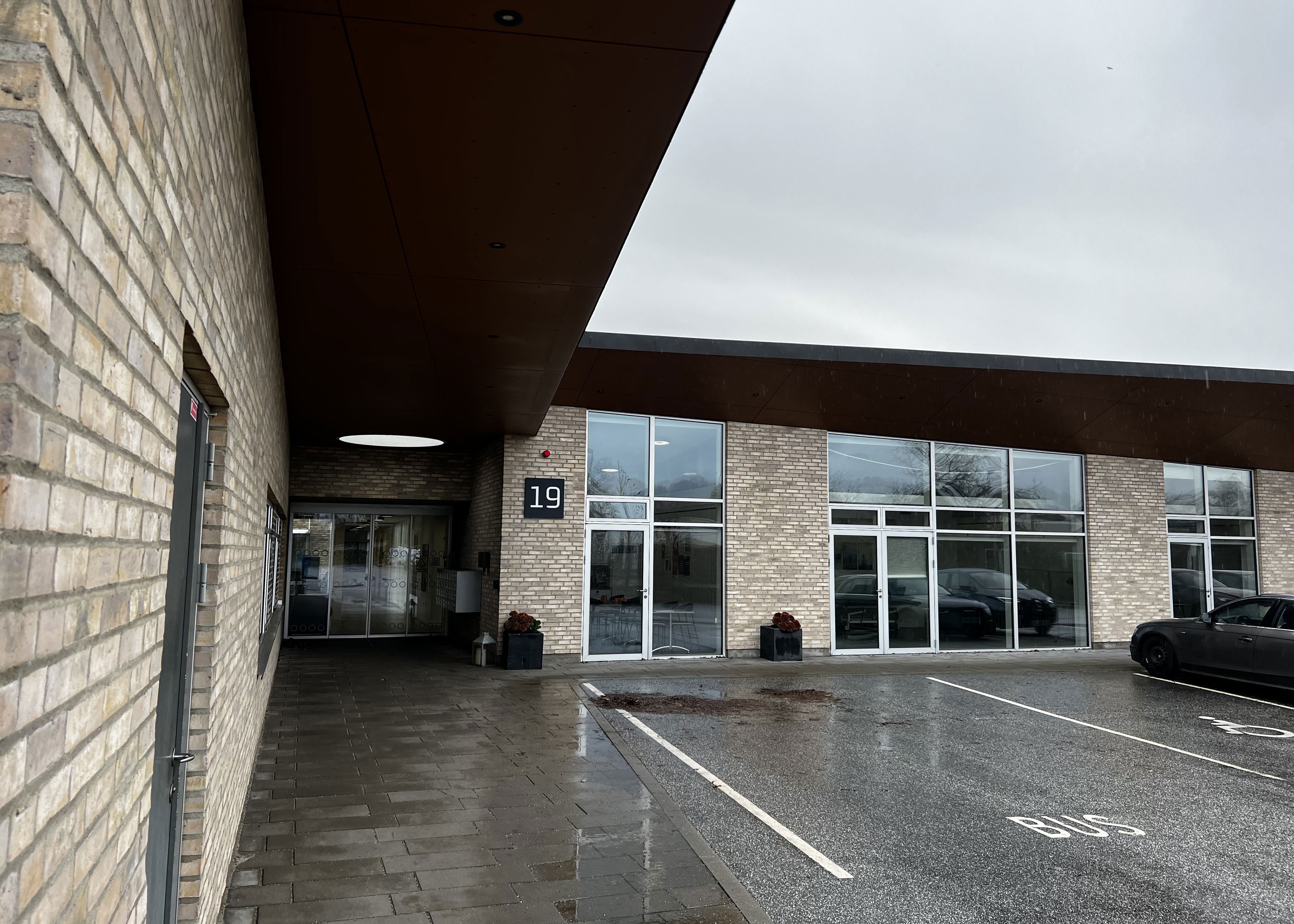 Ungdomshøjskolen indgang til stedet