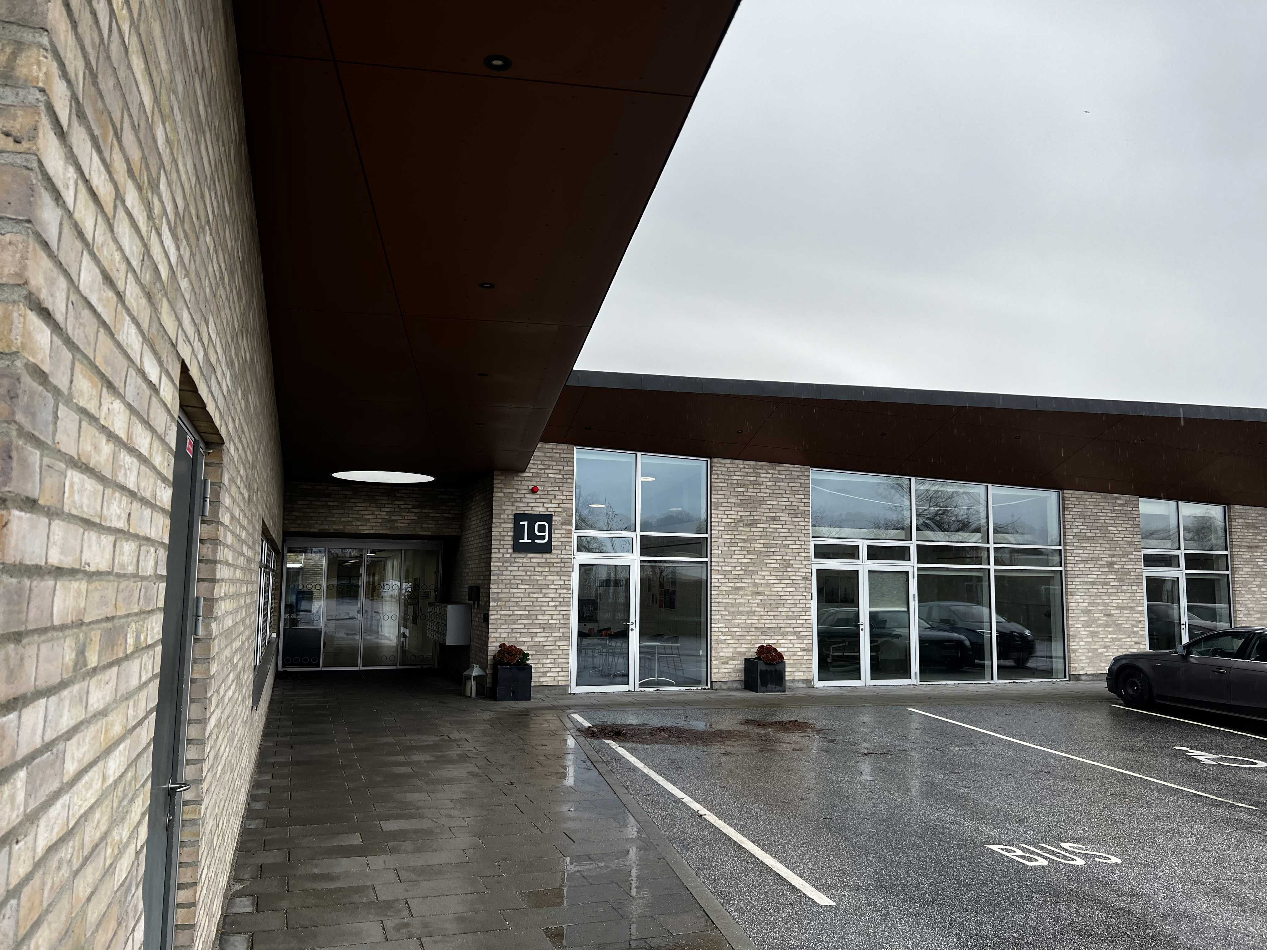 Ungdomshøjskolen indgang til stedet