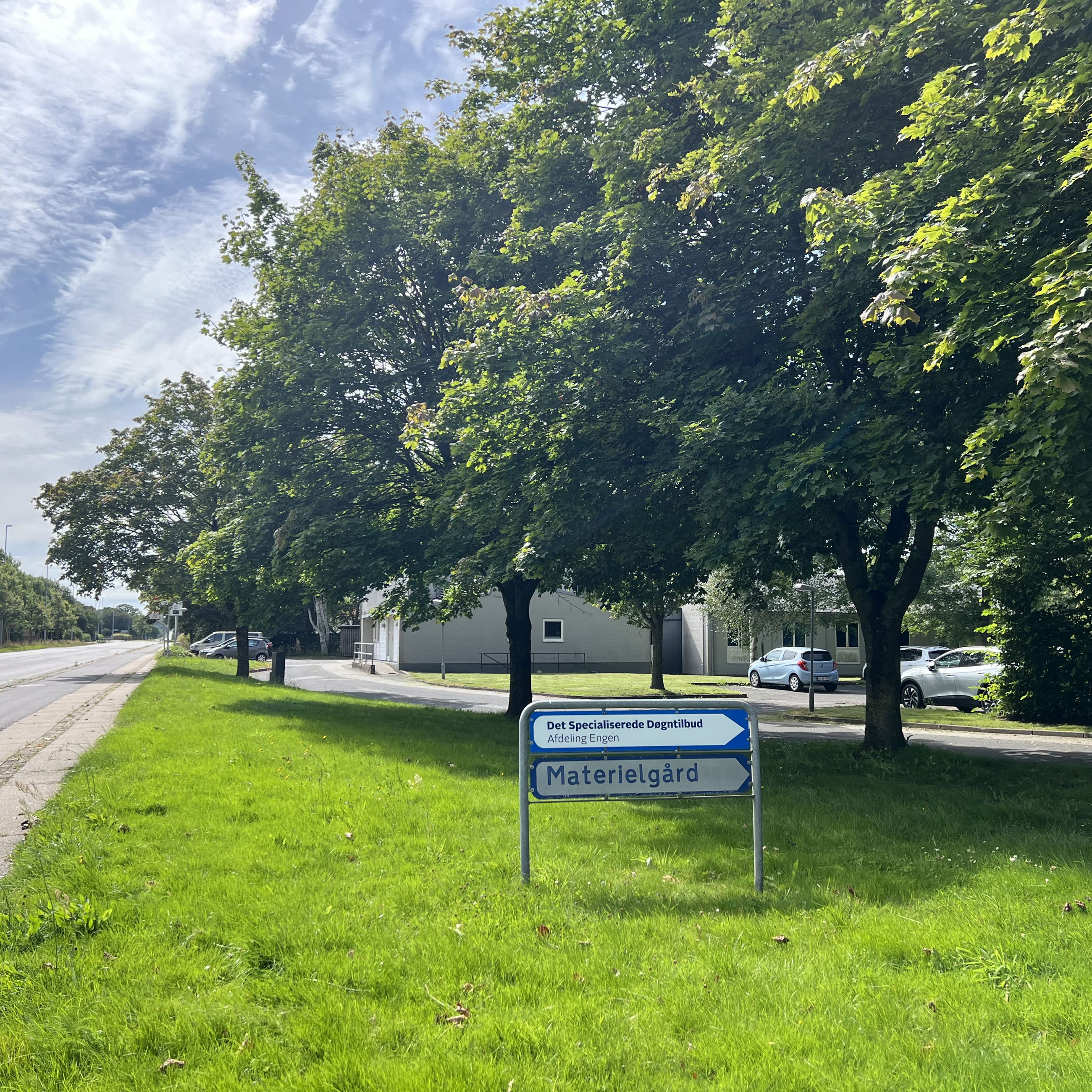 Engen Udefra Vejen, skilt der viser vej