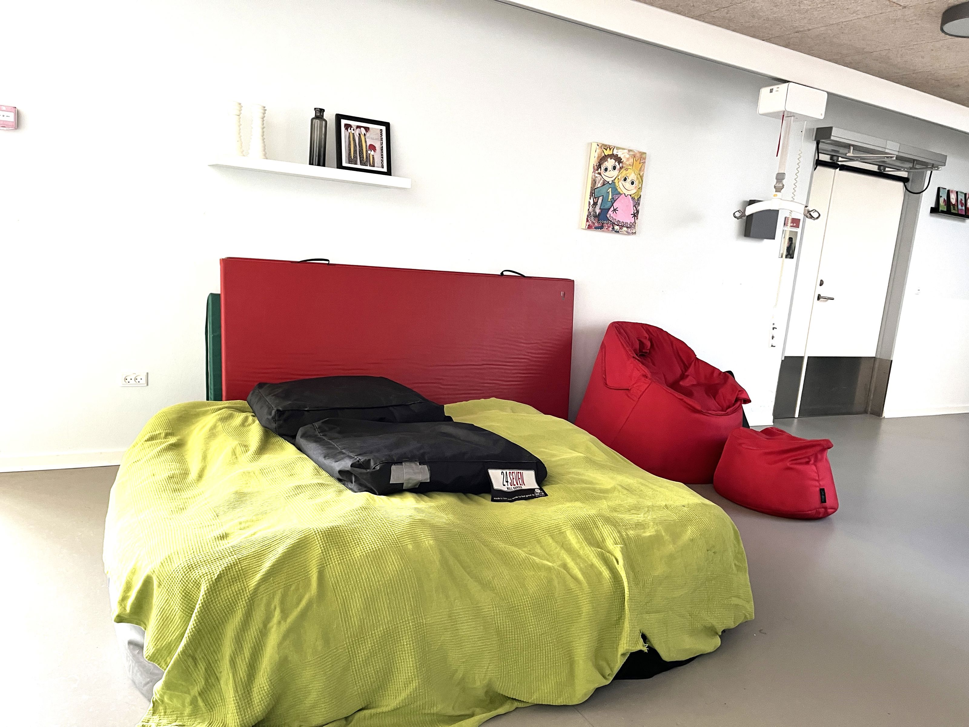 Sanseområde På Ungdomshøjskolen Med Seng Og Madrasser