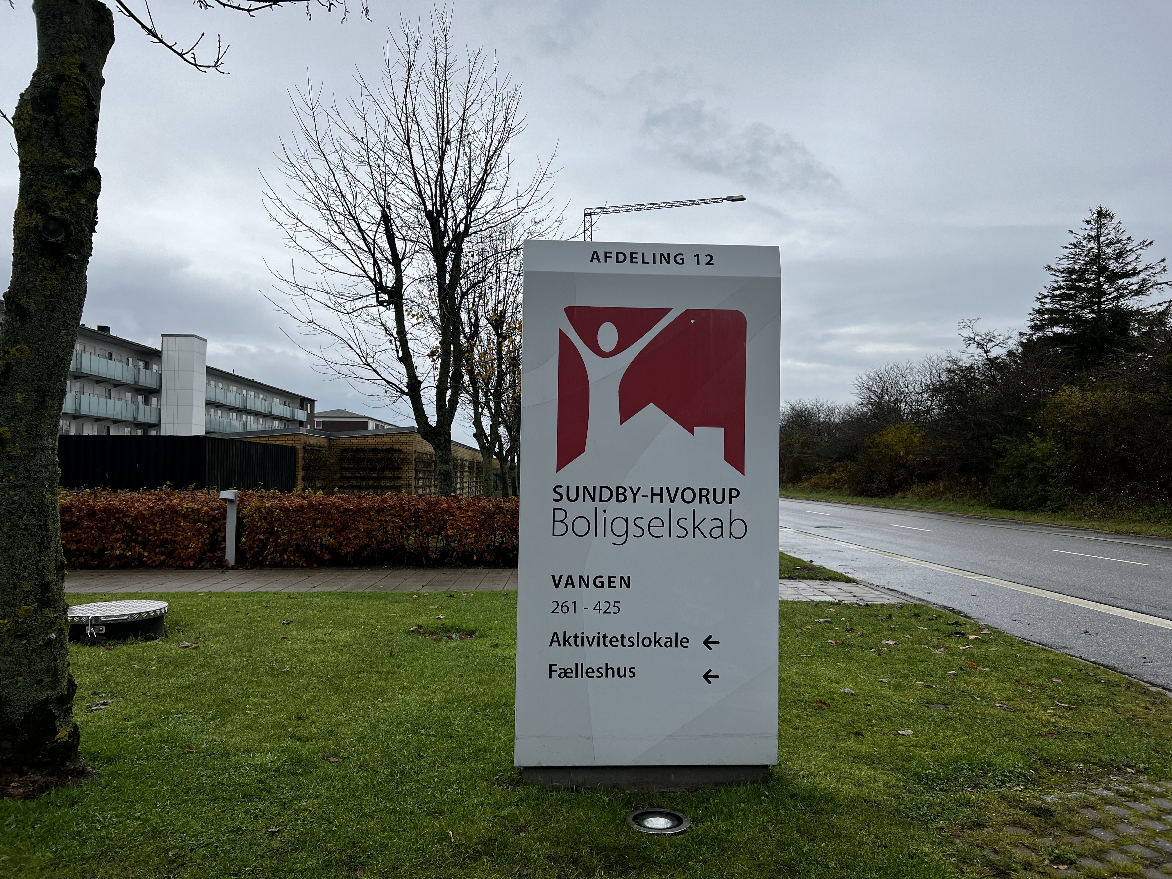 Vangen skilt foran bygningen