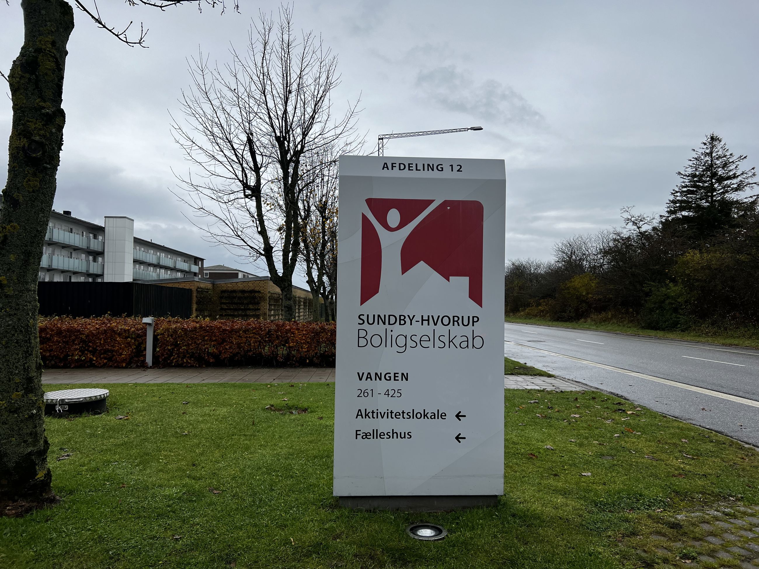 Vangen skilt foran bygningen