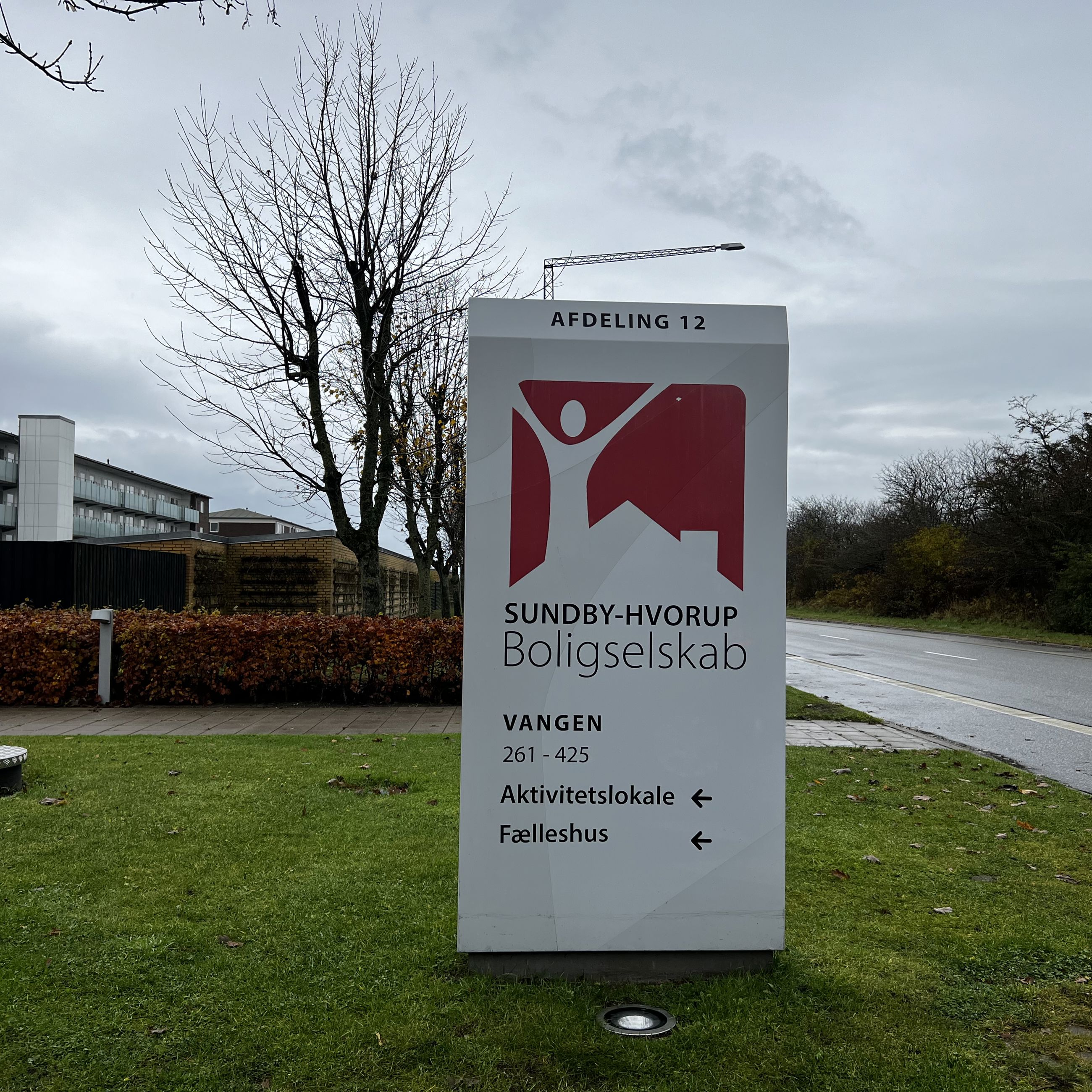 Vangen skilt foran bygningen