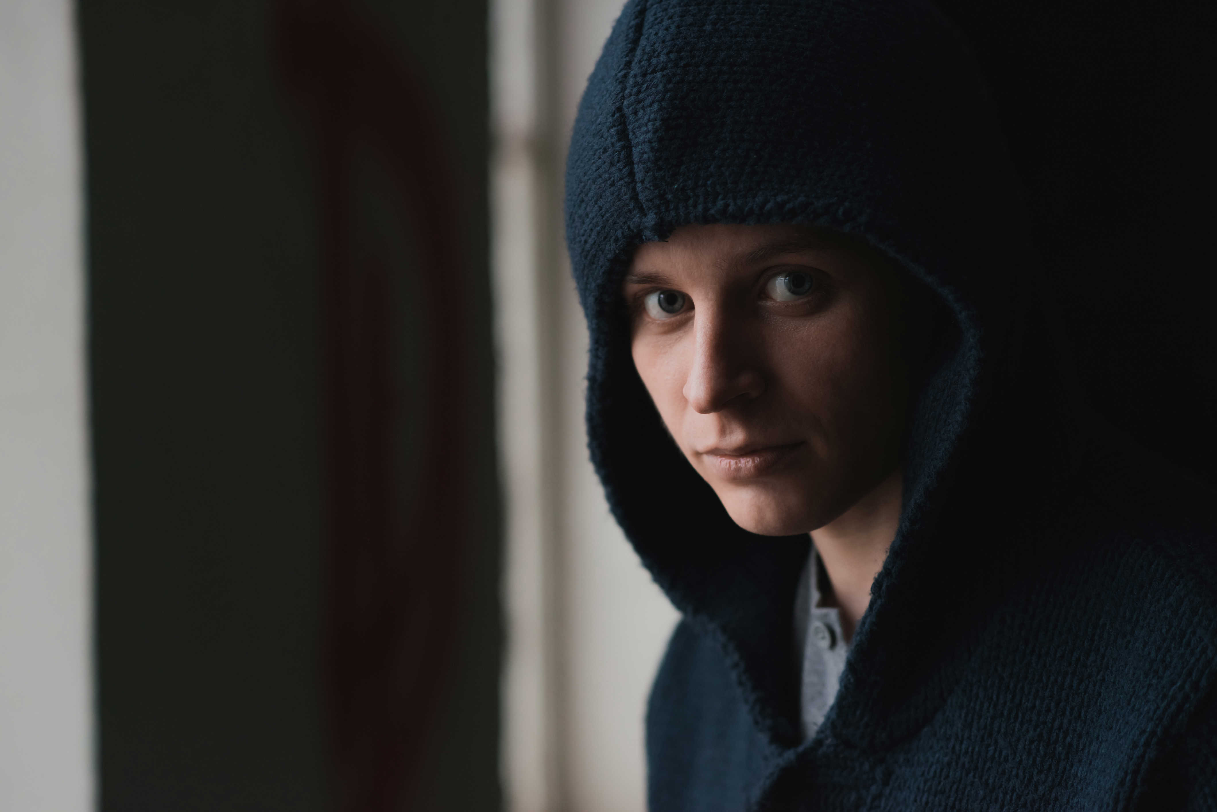 Person iført sort hættetrøje