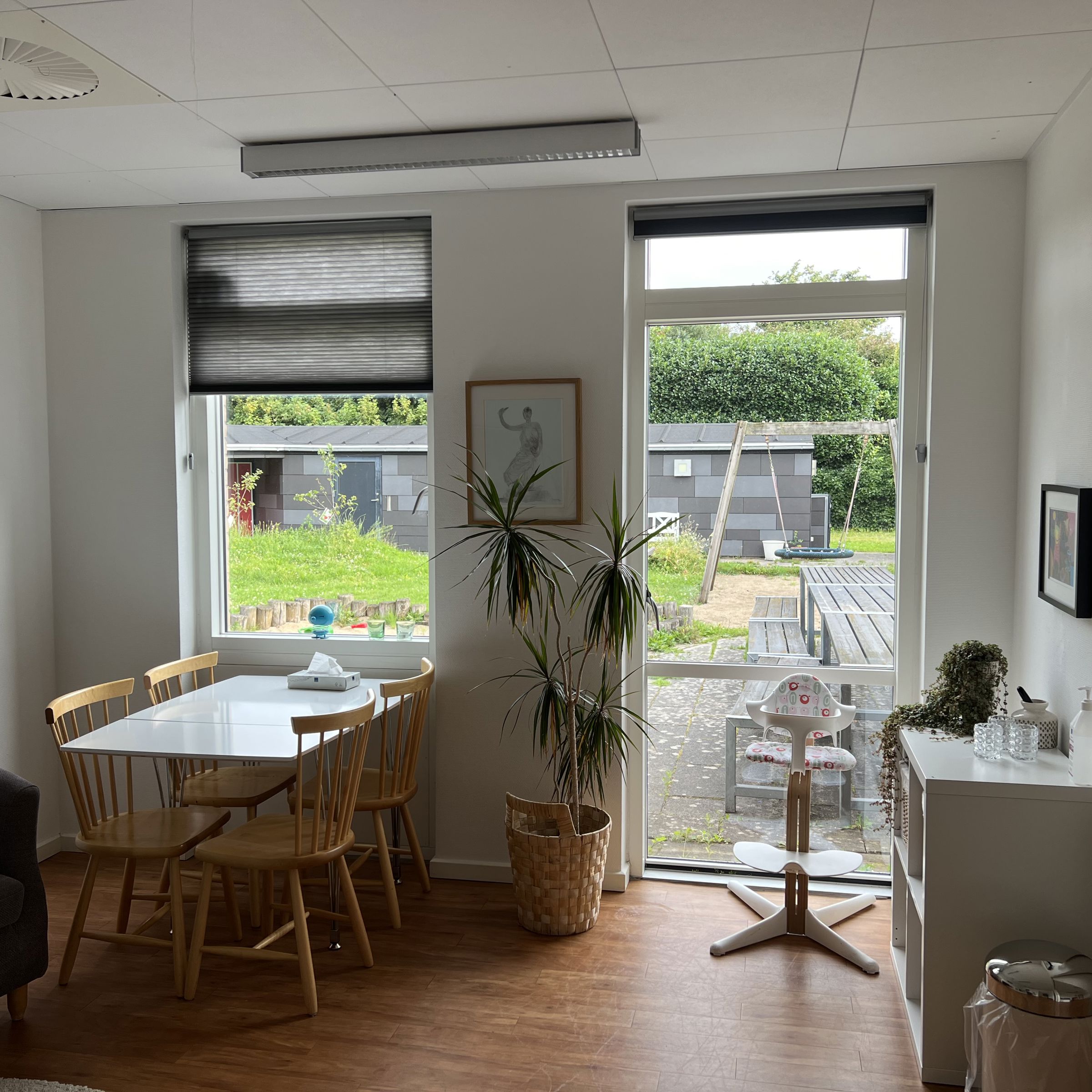 Familiehuset Bisgård Stue med bord og stole, lænestol og babystol