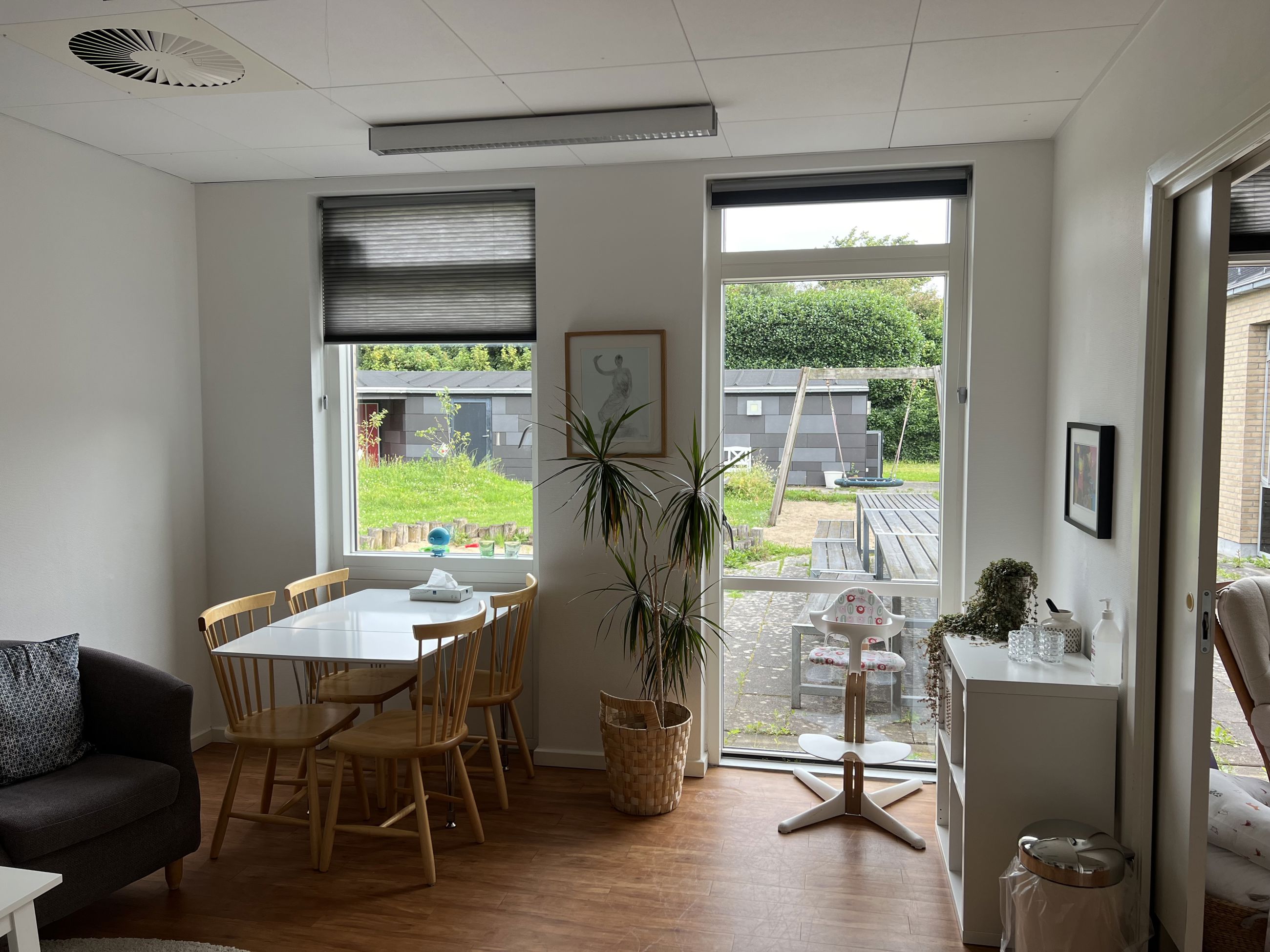 Familiehuset Bisgård Stue med bord og stole, lænestol og babystol