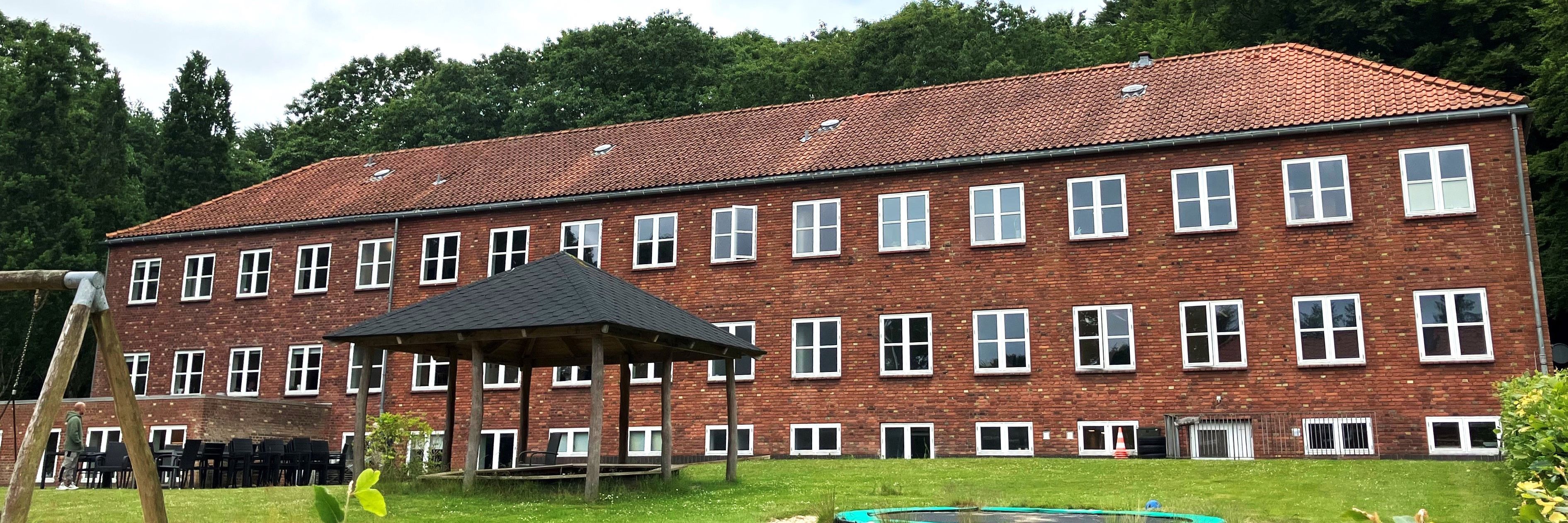 Væksthusets facade med grønt græs omkring