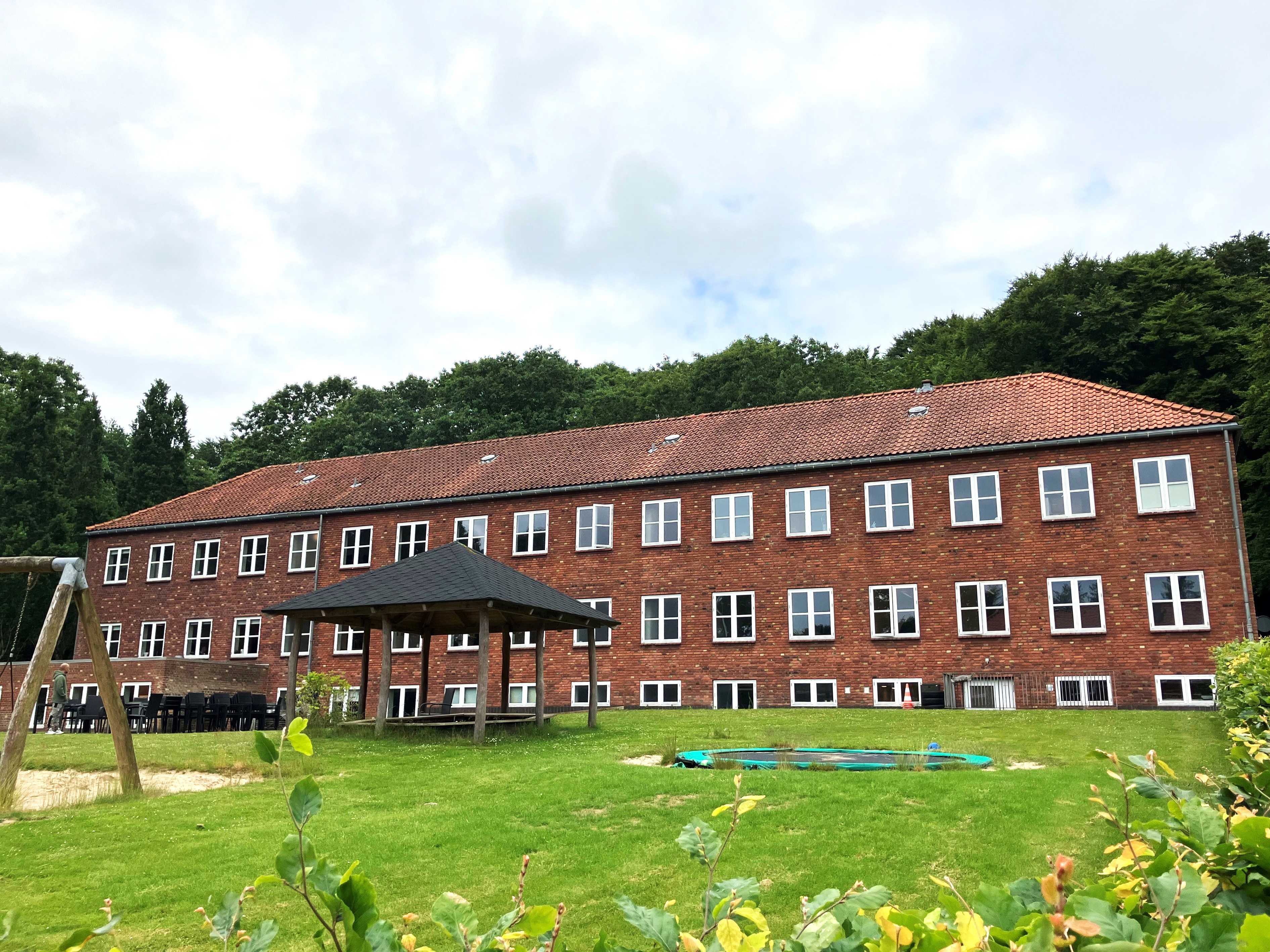 Væksthusets facade med grønt græs omkring