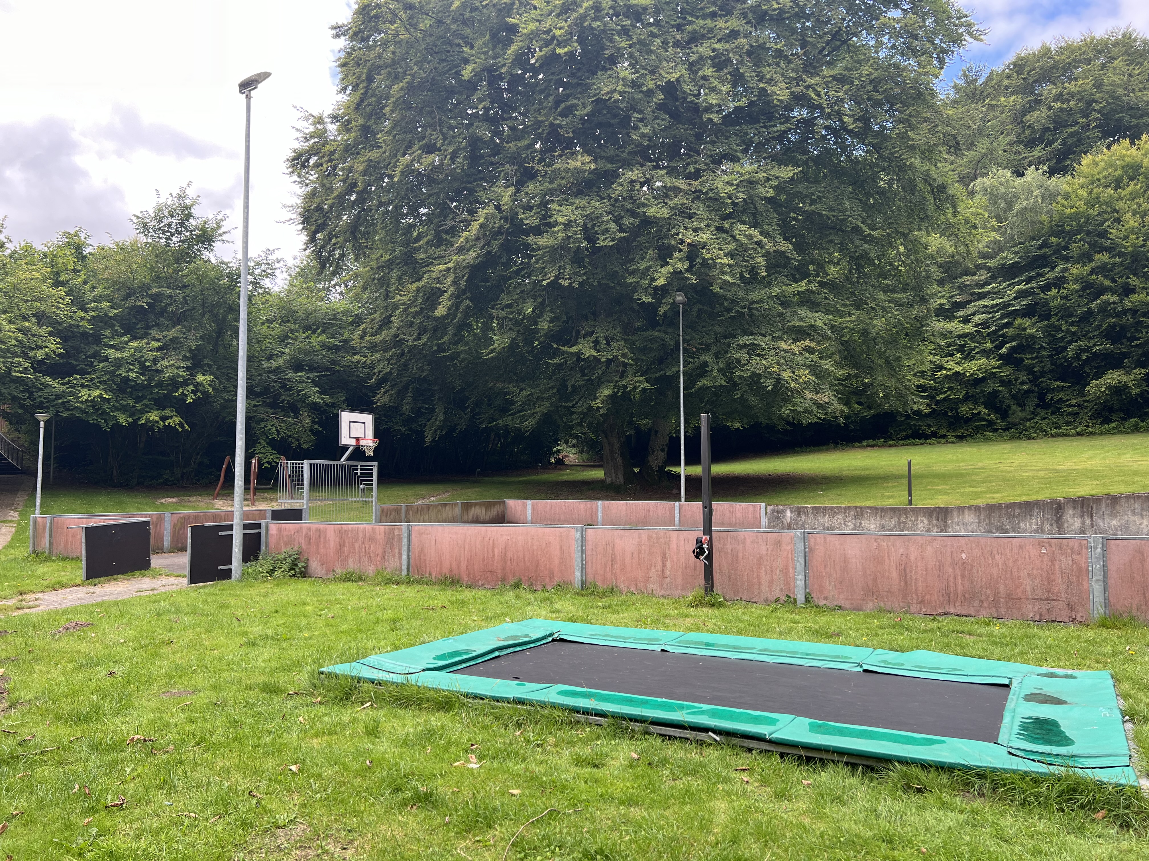 Bøgen Have 2 med trampolin