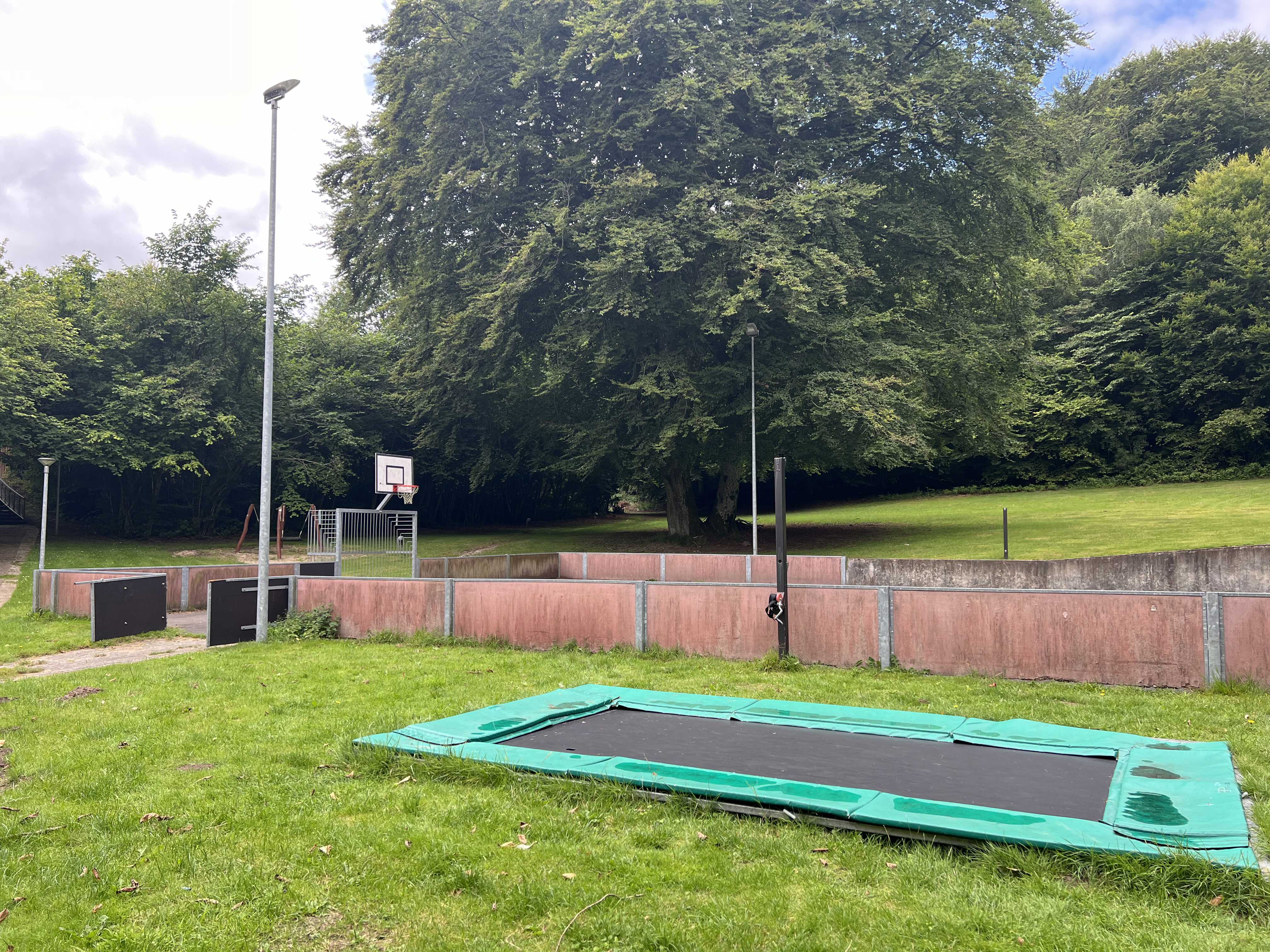 Bøgen Have 2 med trampolin