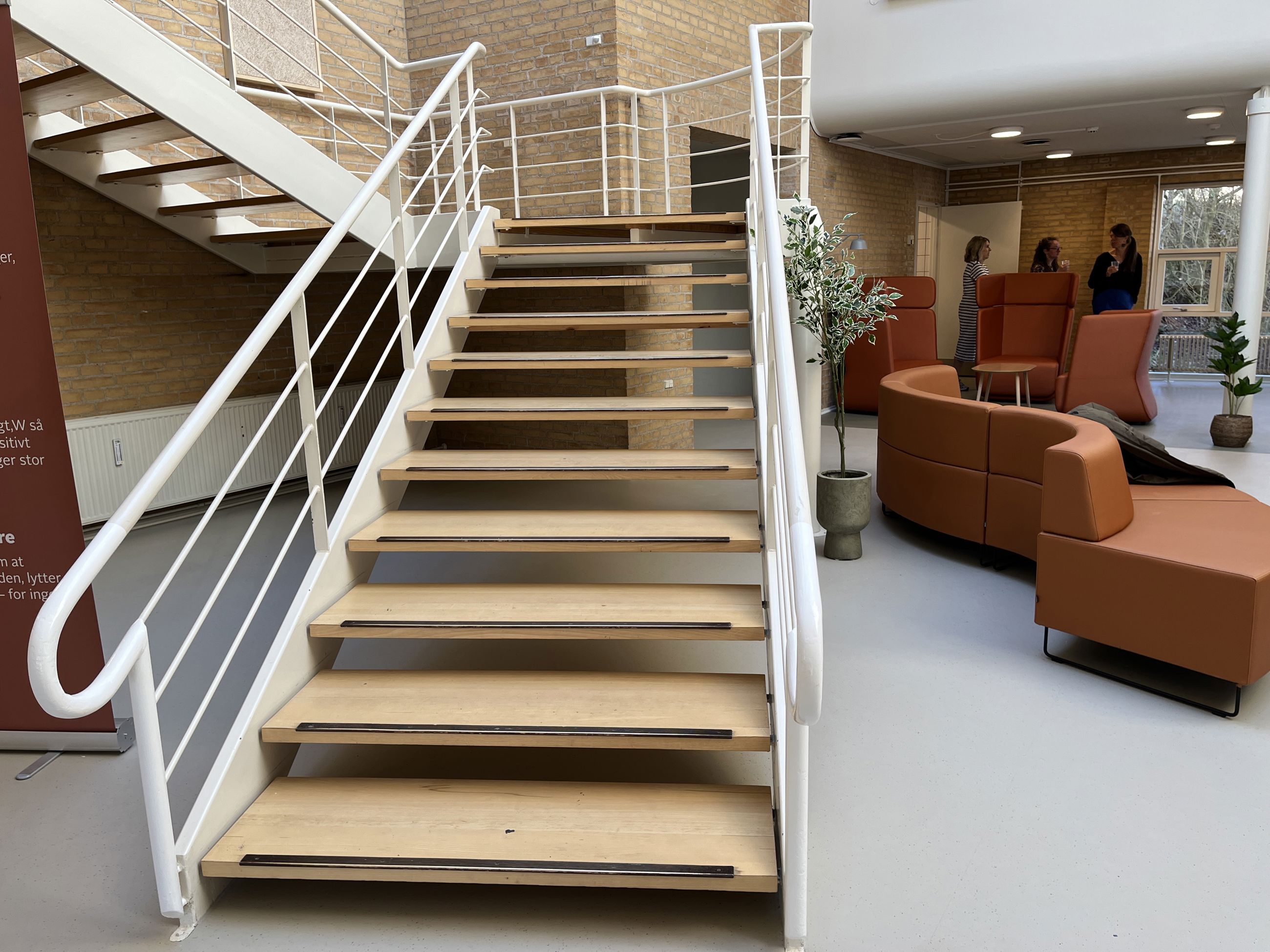 Foyer med trappe og møbler