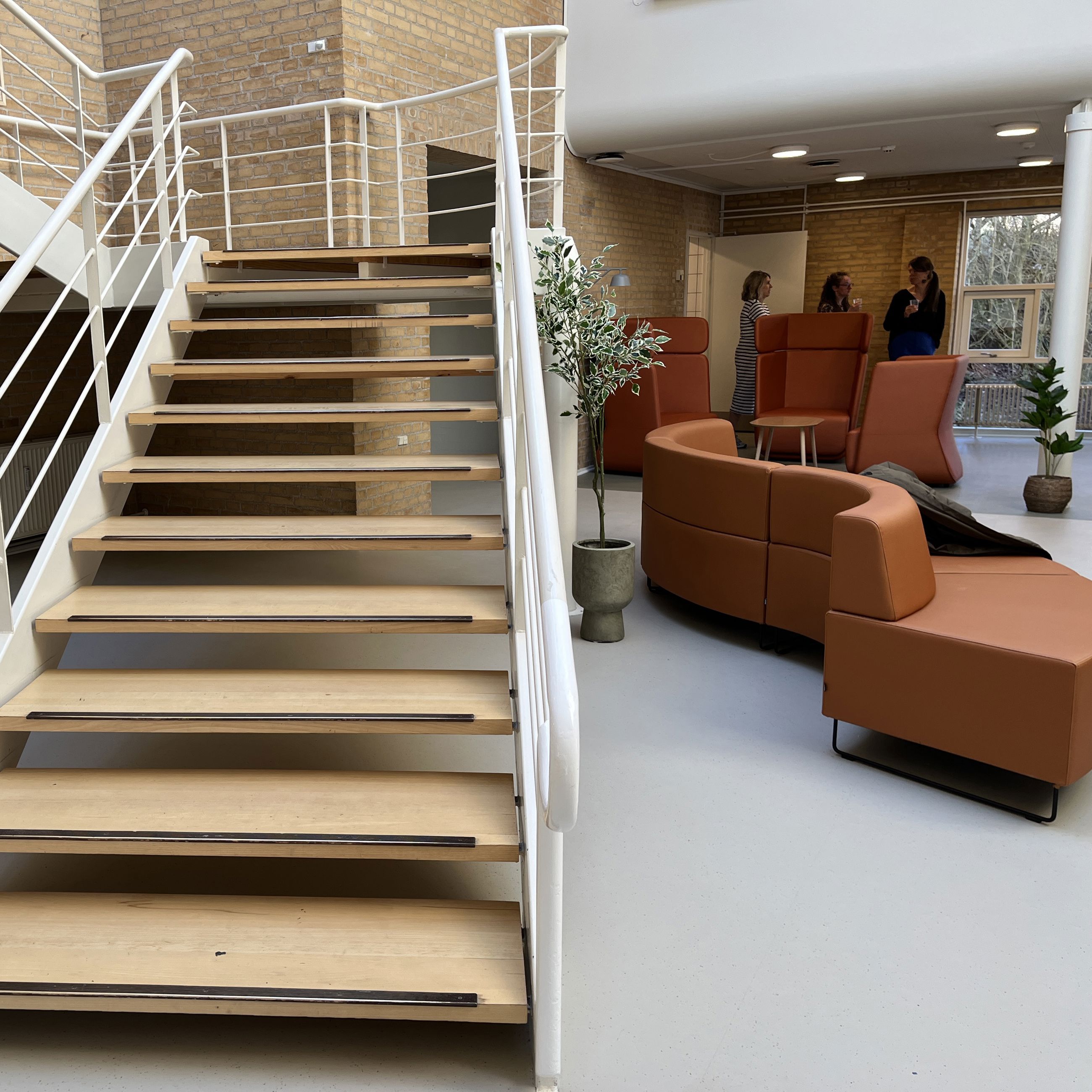 Foyer med trappe og møbler