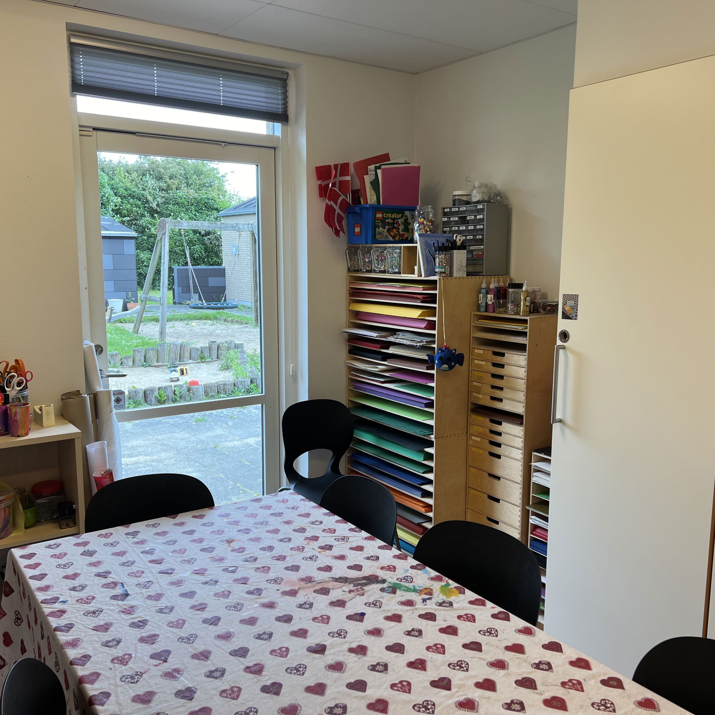 Familiehuset Bisgård Krearum med tuscher, farver og papir i mange farver
