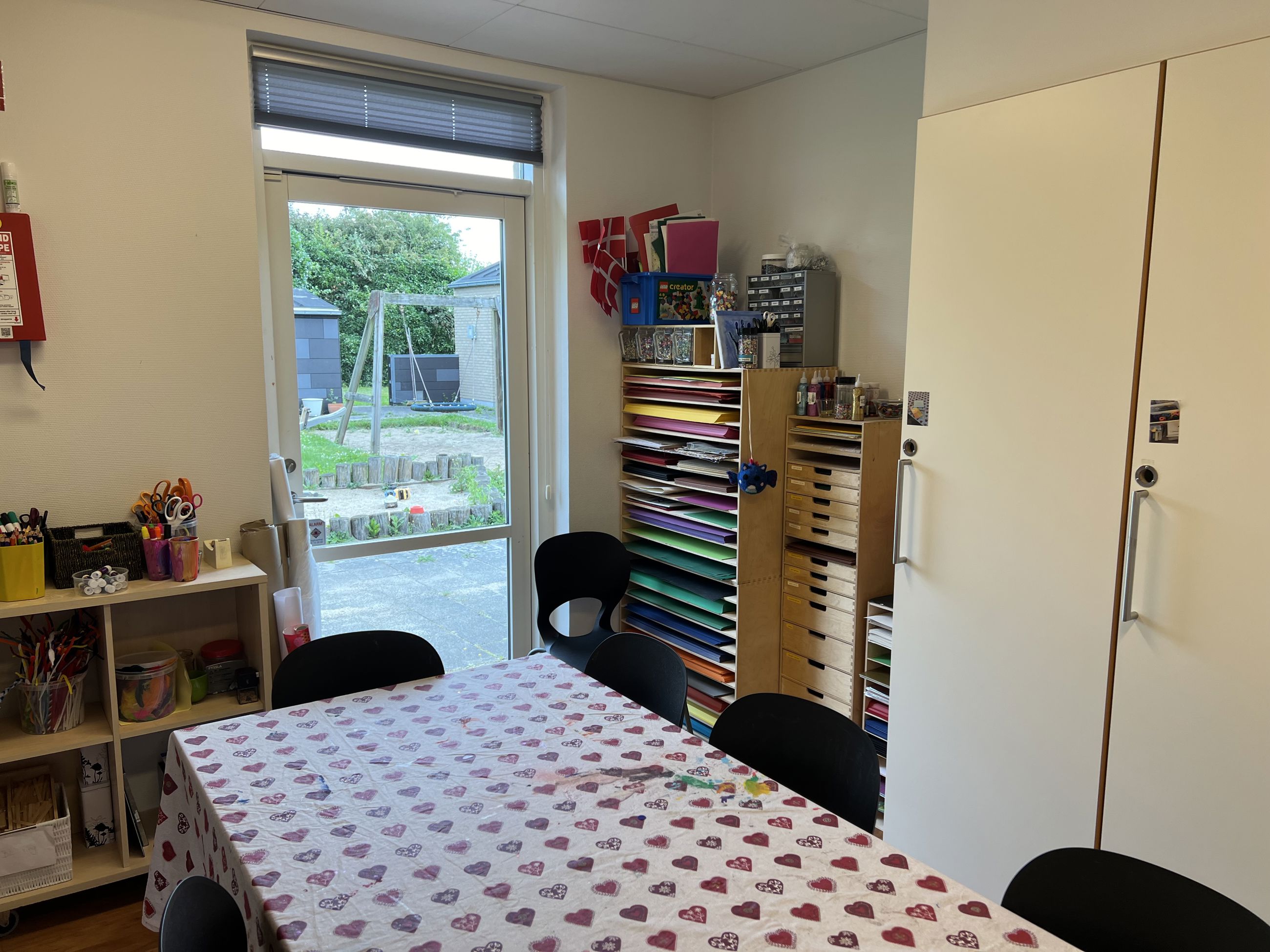 Familiehuset Bisgård Krearum med tuscher, farver og papir i mange farver