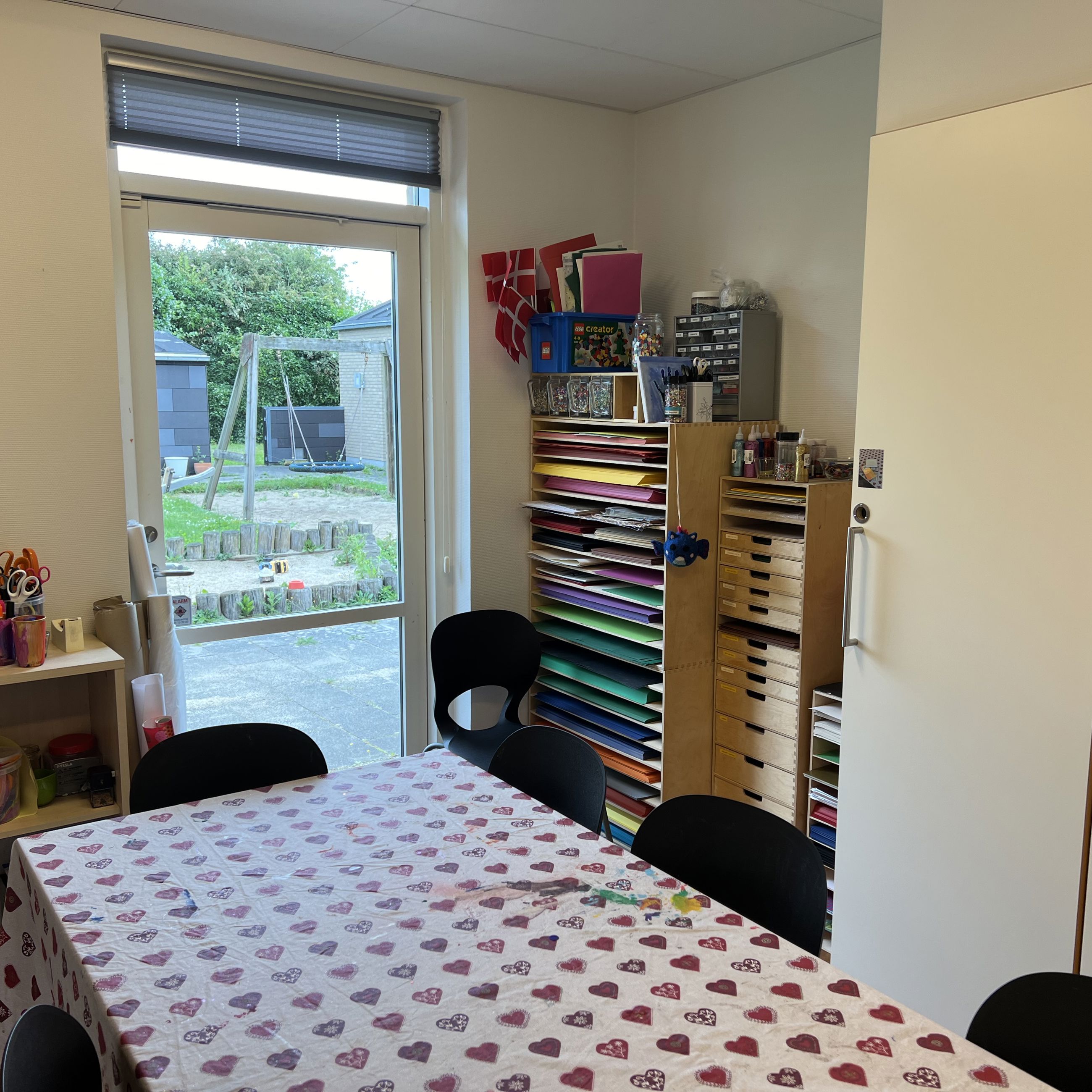 Familiehuset Bisgård Krearum med tuscher, farver og papir i mange farver