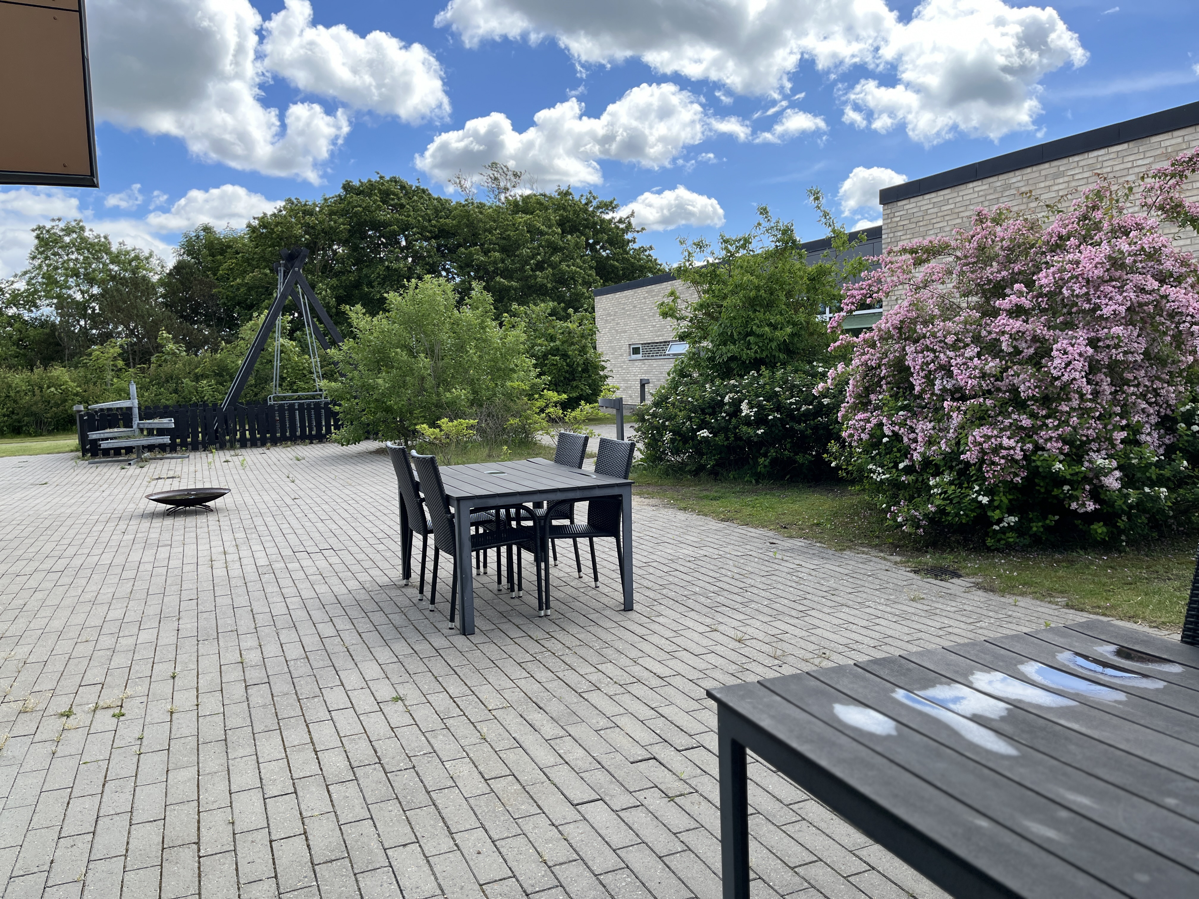 Terasse På Violen Med Bålfad Og Gyngestativ
