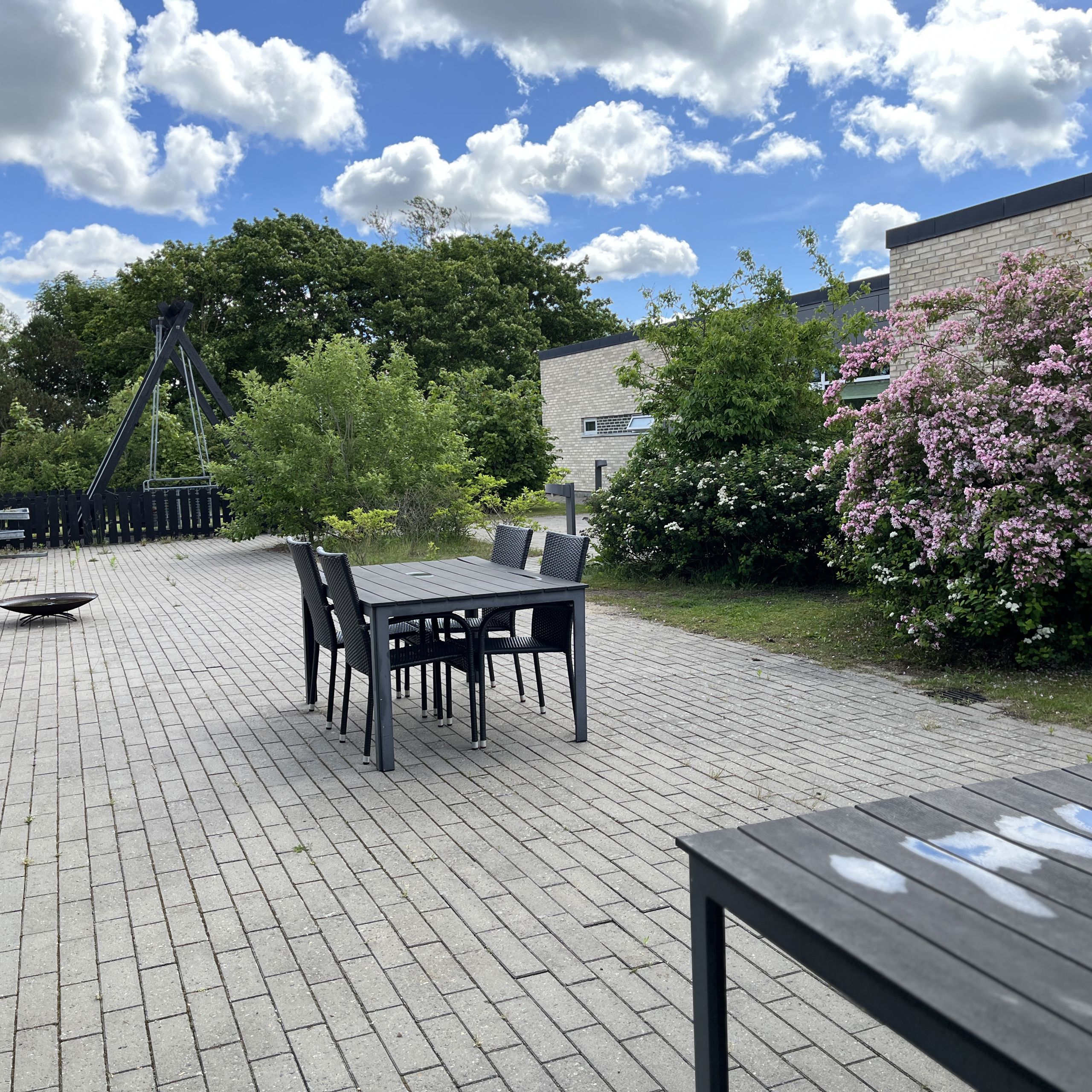 Terasse På Violen Med Bålfad Og Gyngestativ