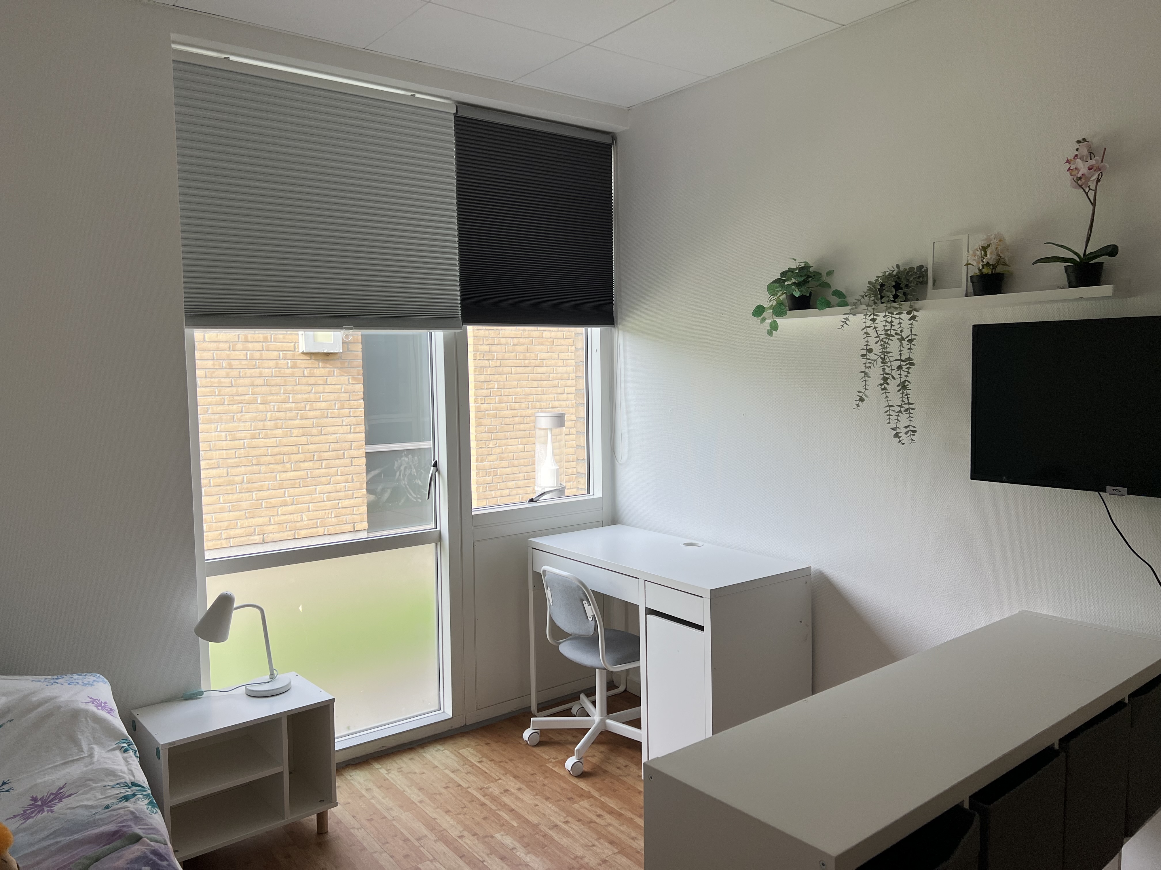 Vesterlund - et værelse med skrivebord og seng