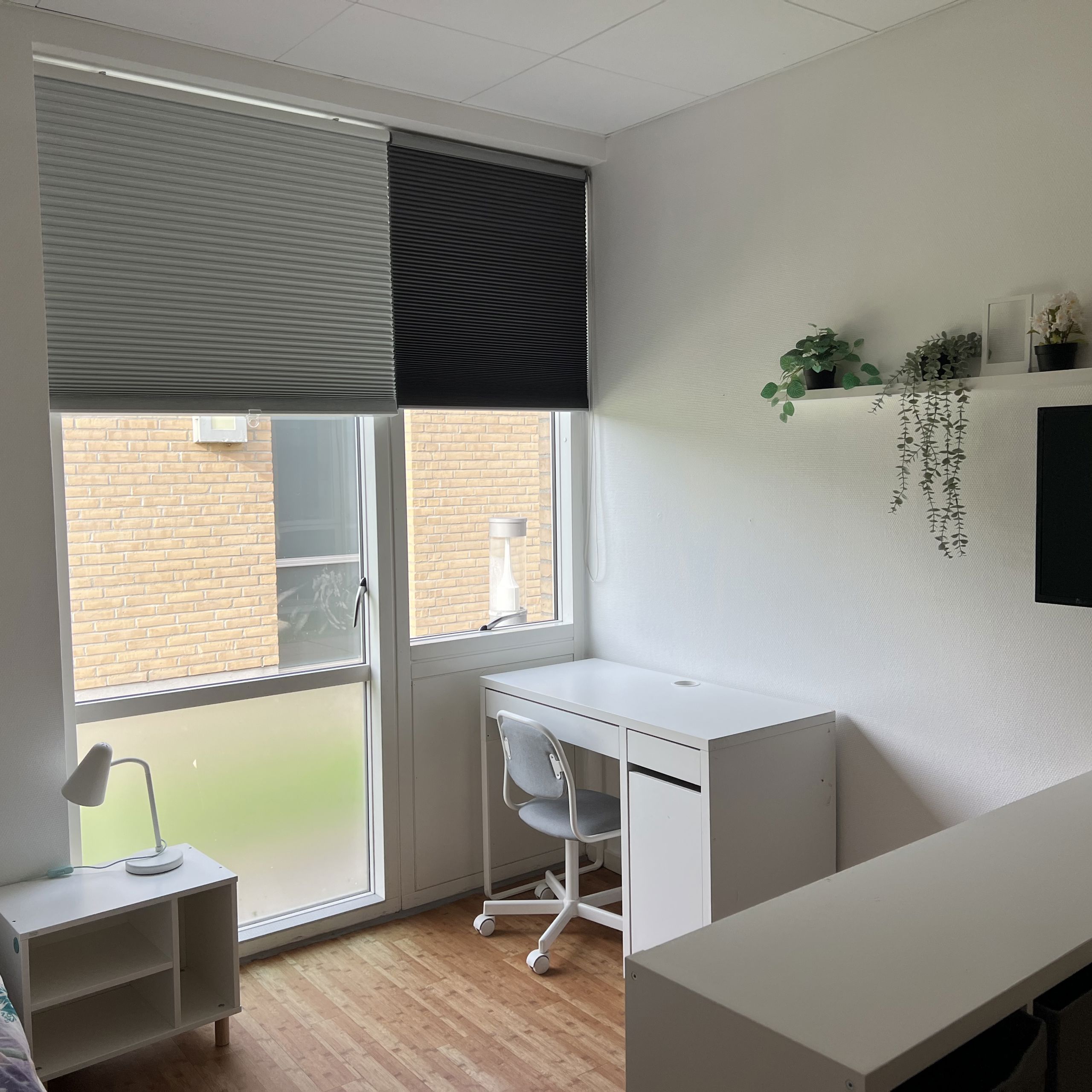 Vesterlund - et værelse med skrivebord og seng