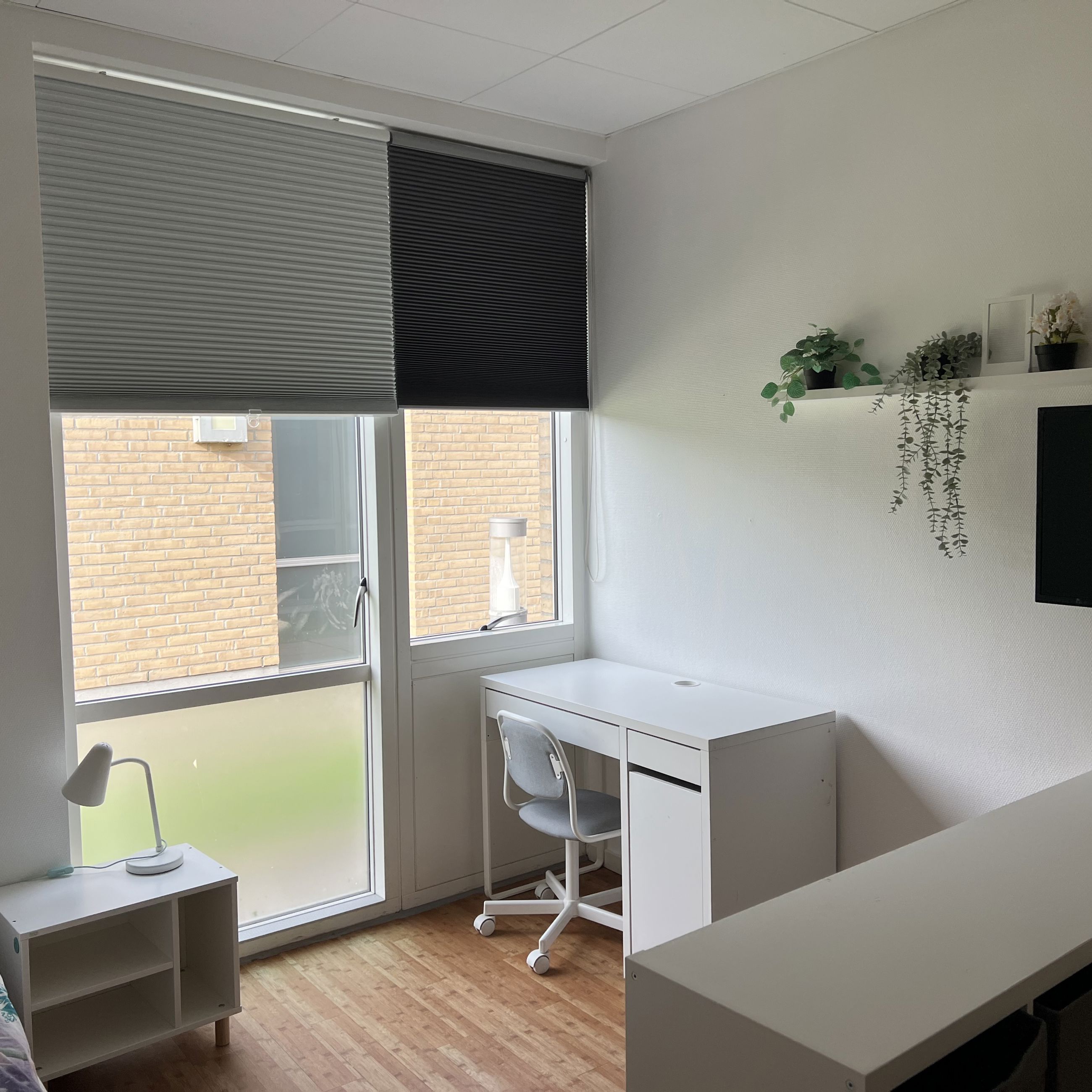 Vesterlund - et værelse med skrivebord og seng