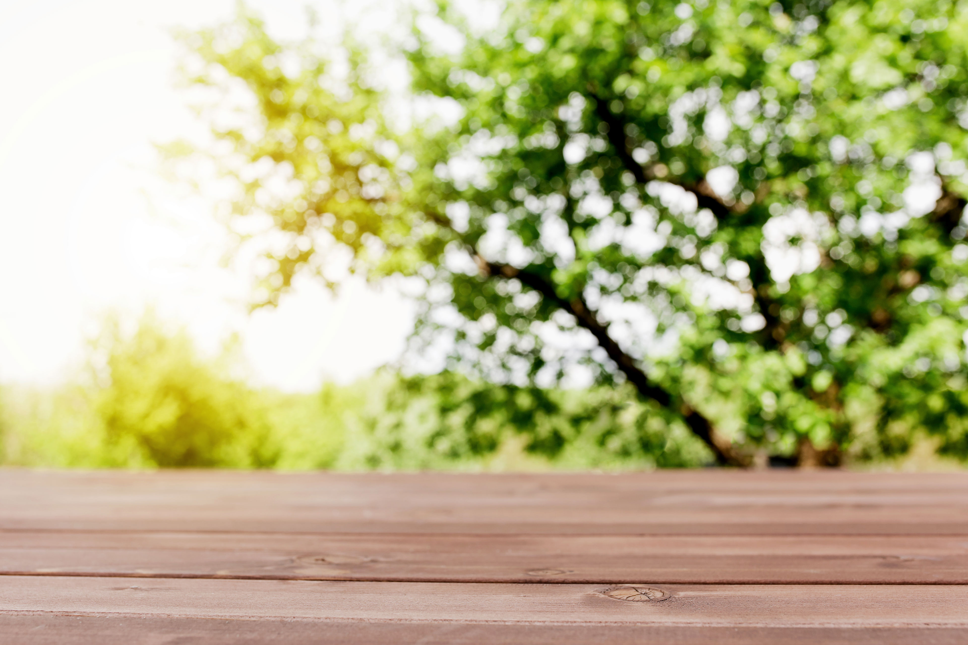 Terrassegulv med have i baggrunden