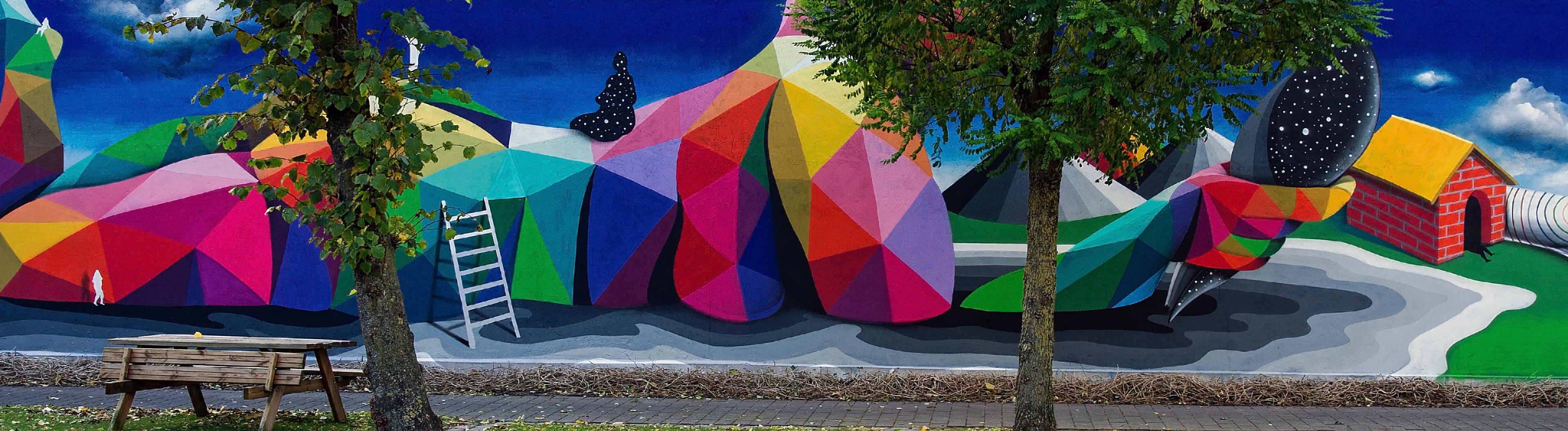 Gavlmaleri med to træer i forgrund