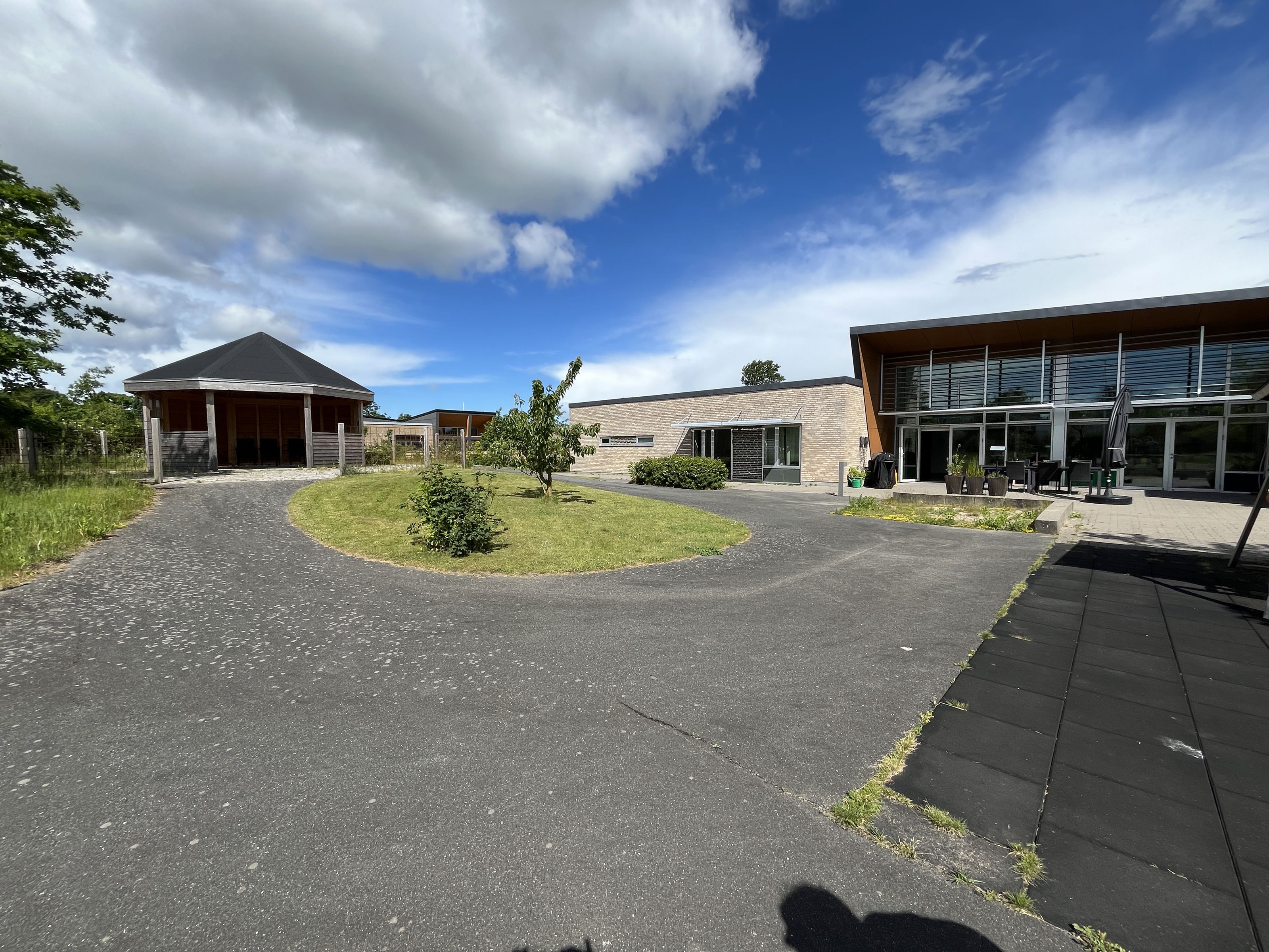 Udenfor På Ungdomshøjskolen Udsigt Mod Bålhytte