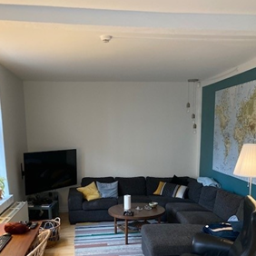 Poul Paghs Gade Fællesstue med hjørnesofa og tv