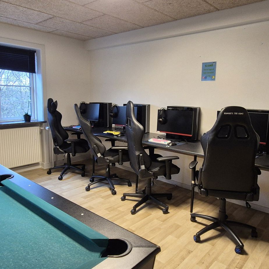 Gamerrum med pc, gamerstole og billardbord