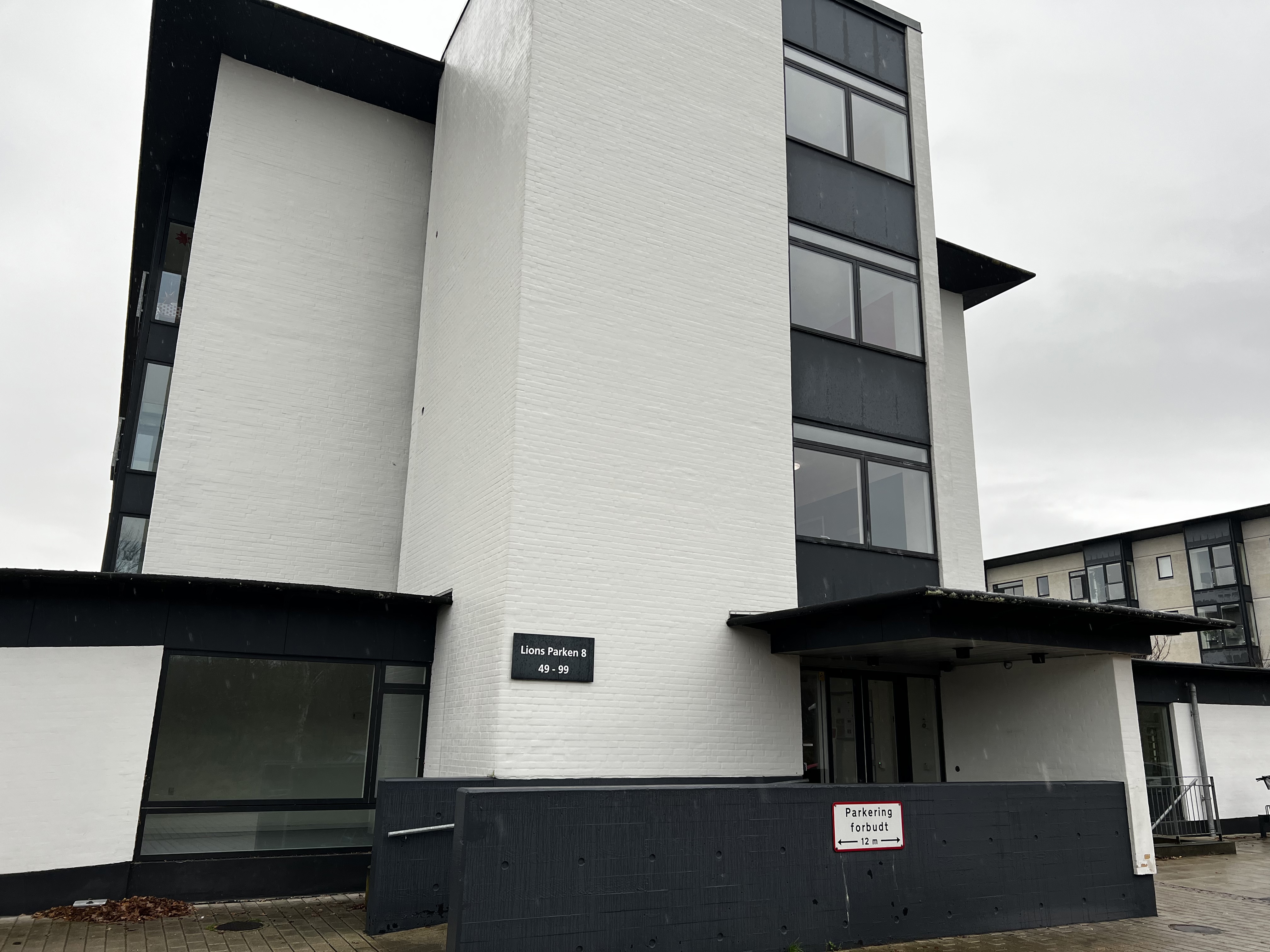 Regnbuen udefra hele bygningen