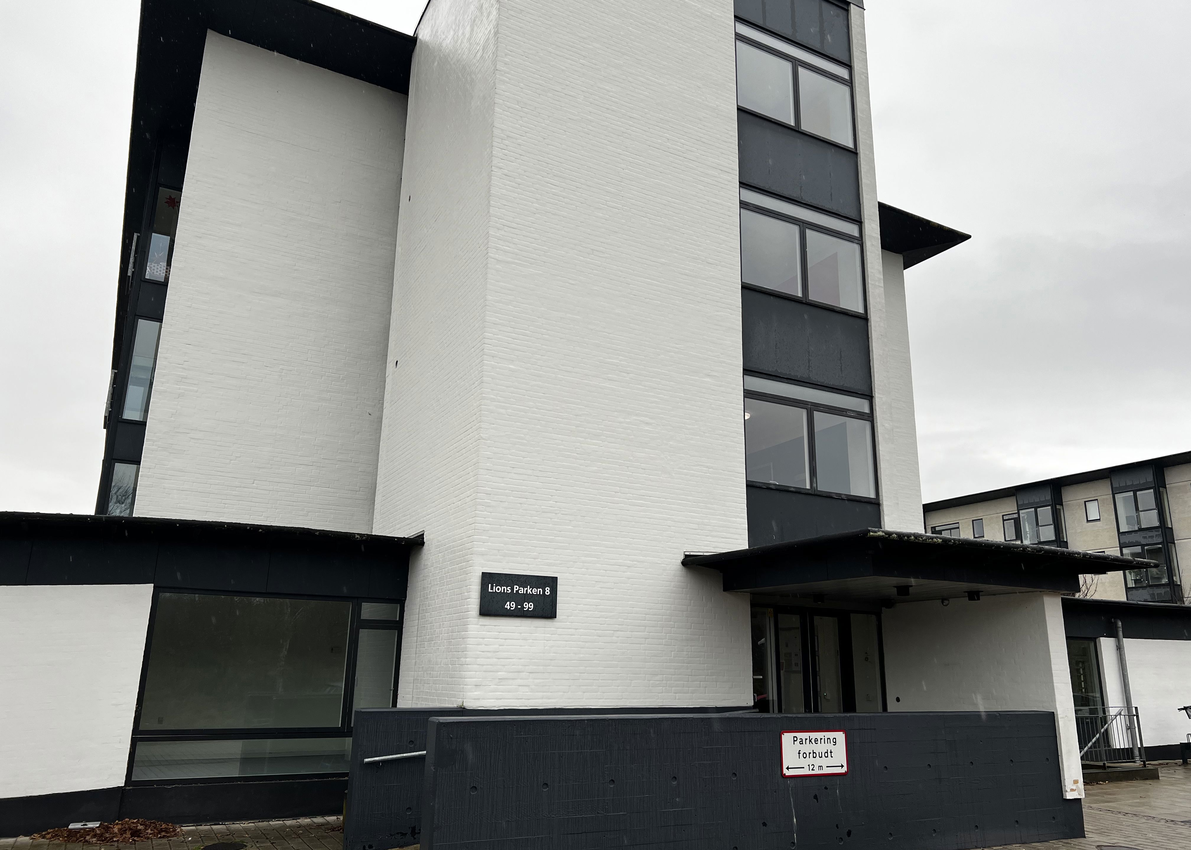 Regnbuen udefra hele bygningen