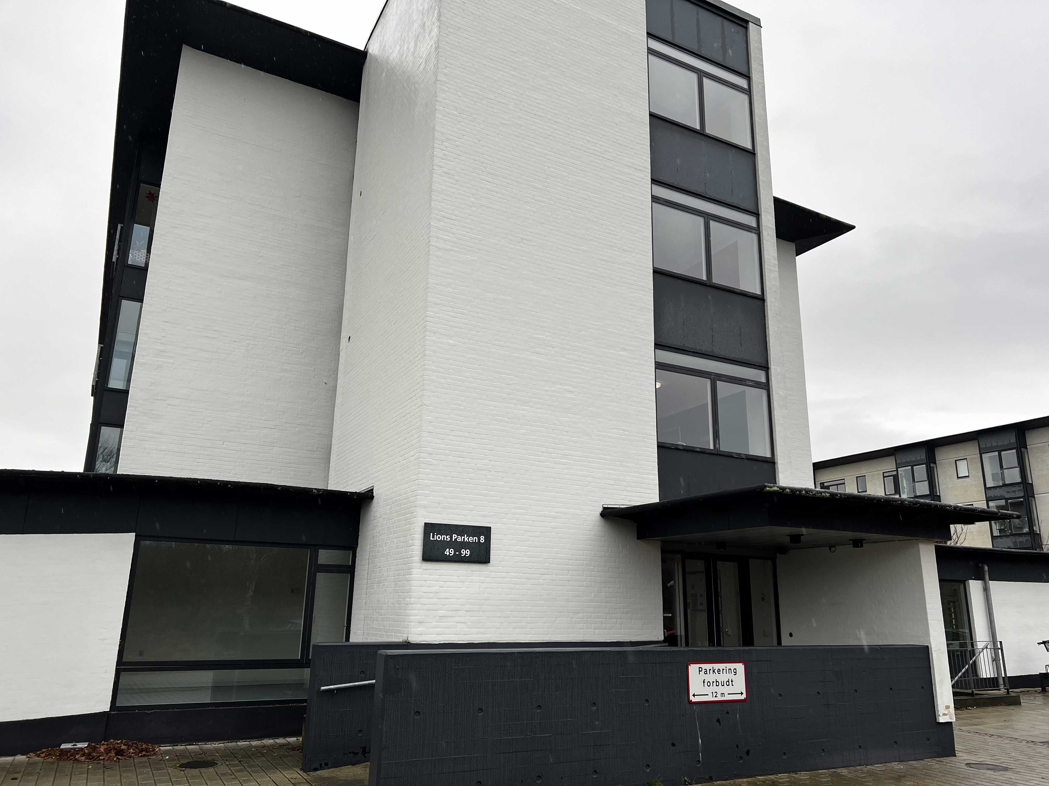 Regnbuen udefra hele bygningen