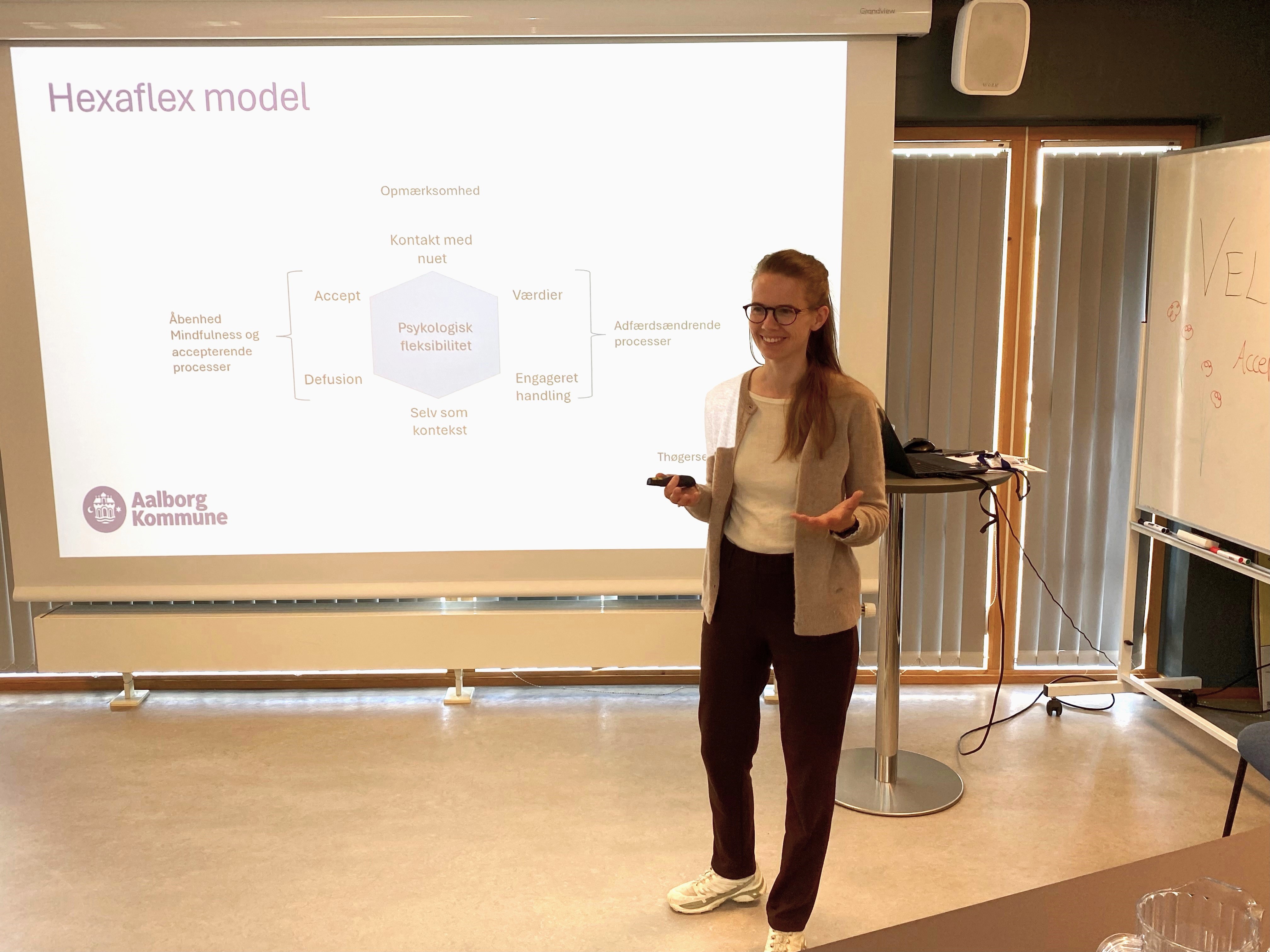 Cecilie står foran en skærm og underviser