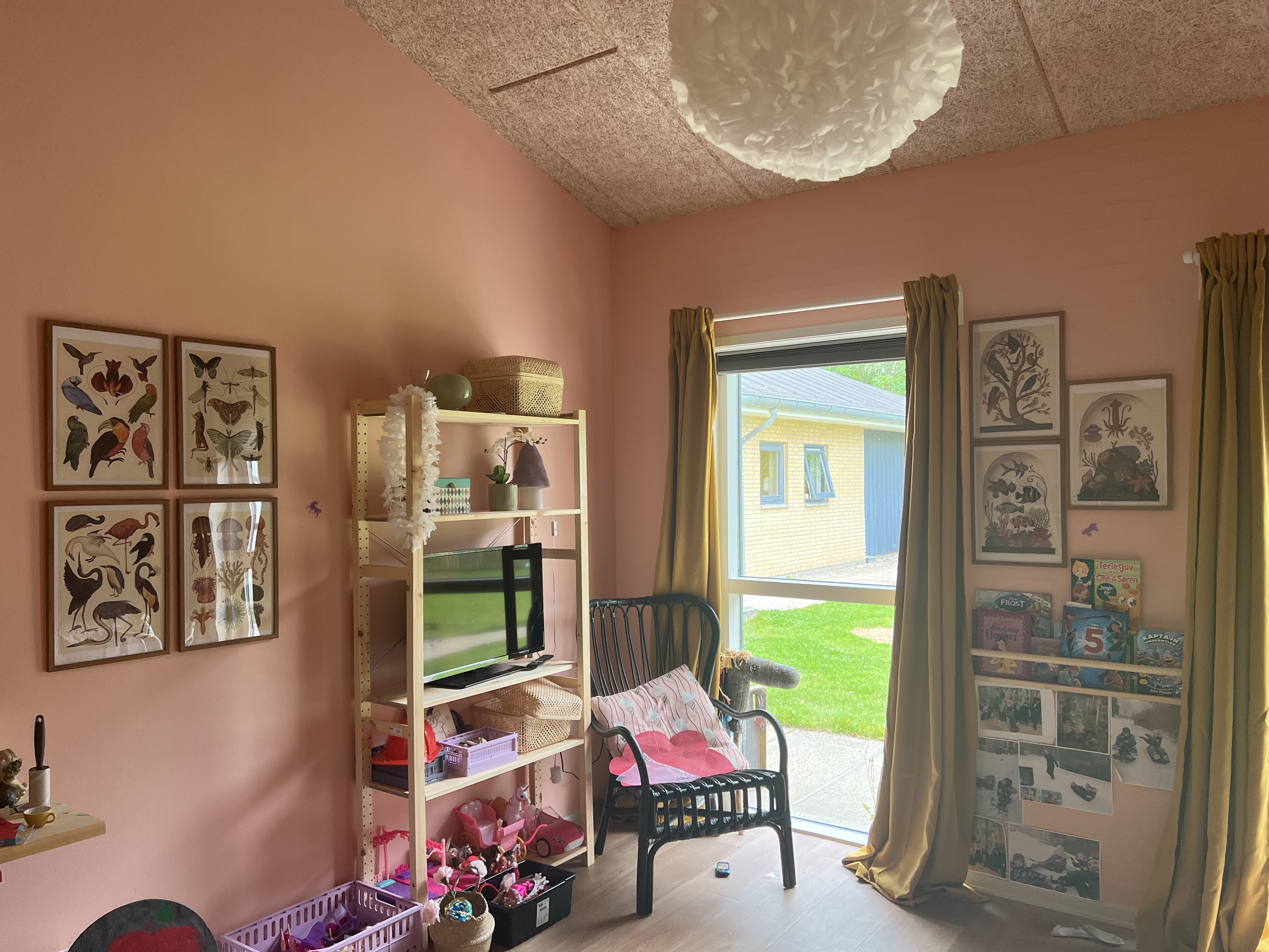 Vokseværket Værelse  malet i lyserødt med reoler og pynteting