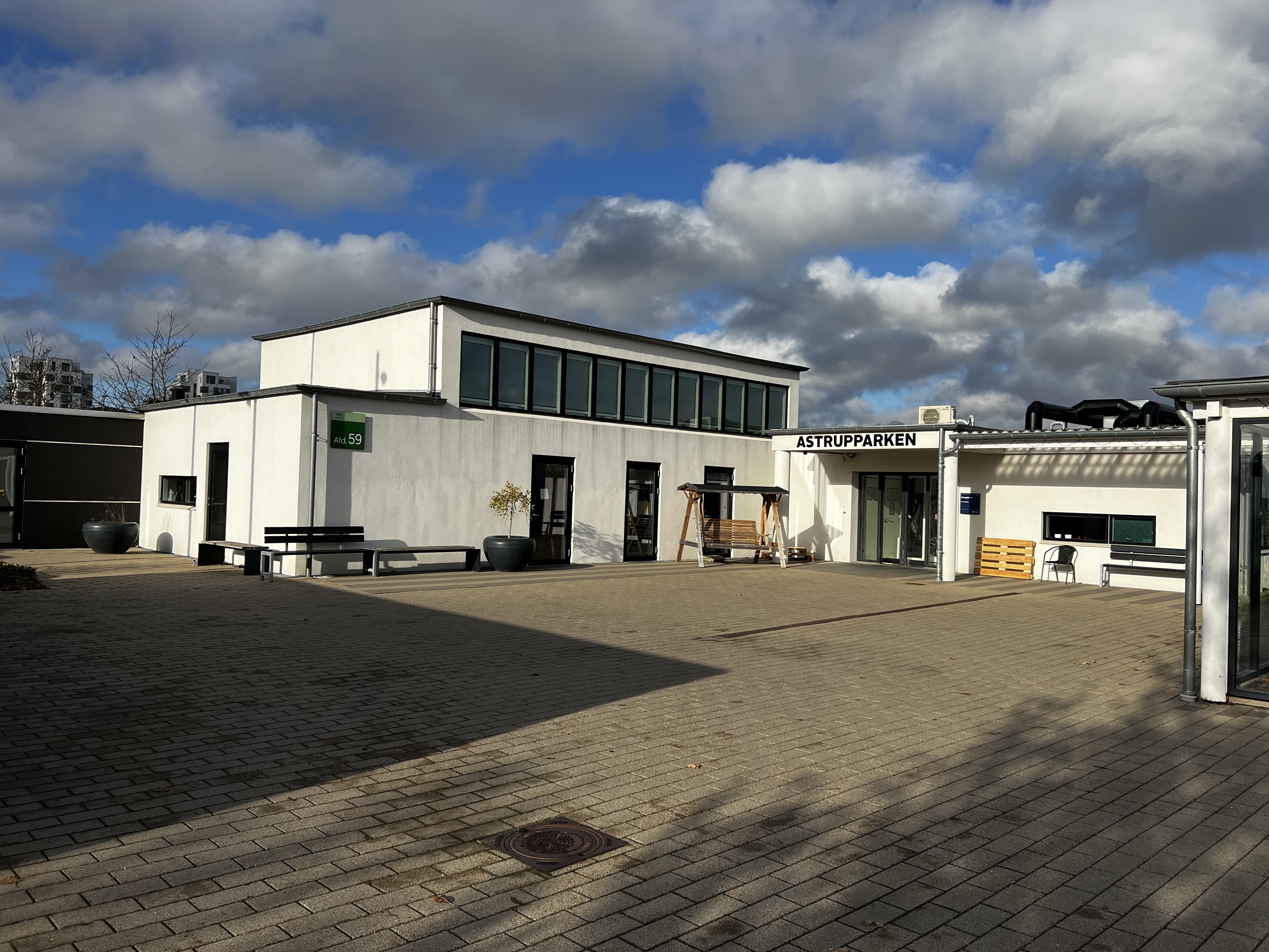 Astrupparken i sol udefra