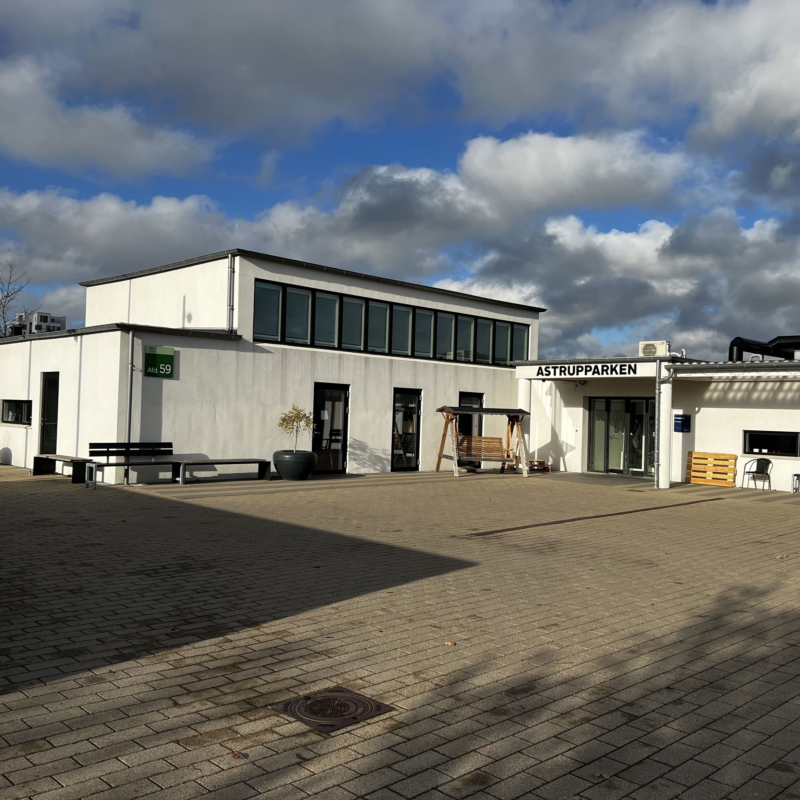 Astrupparken i sol udefra