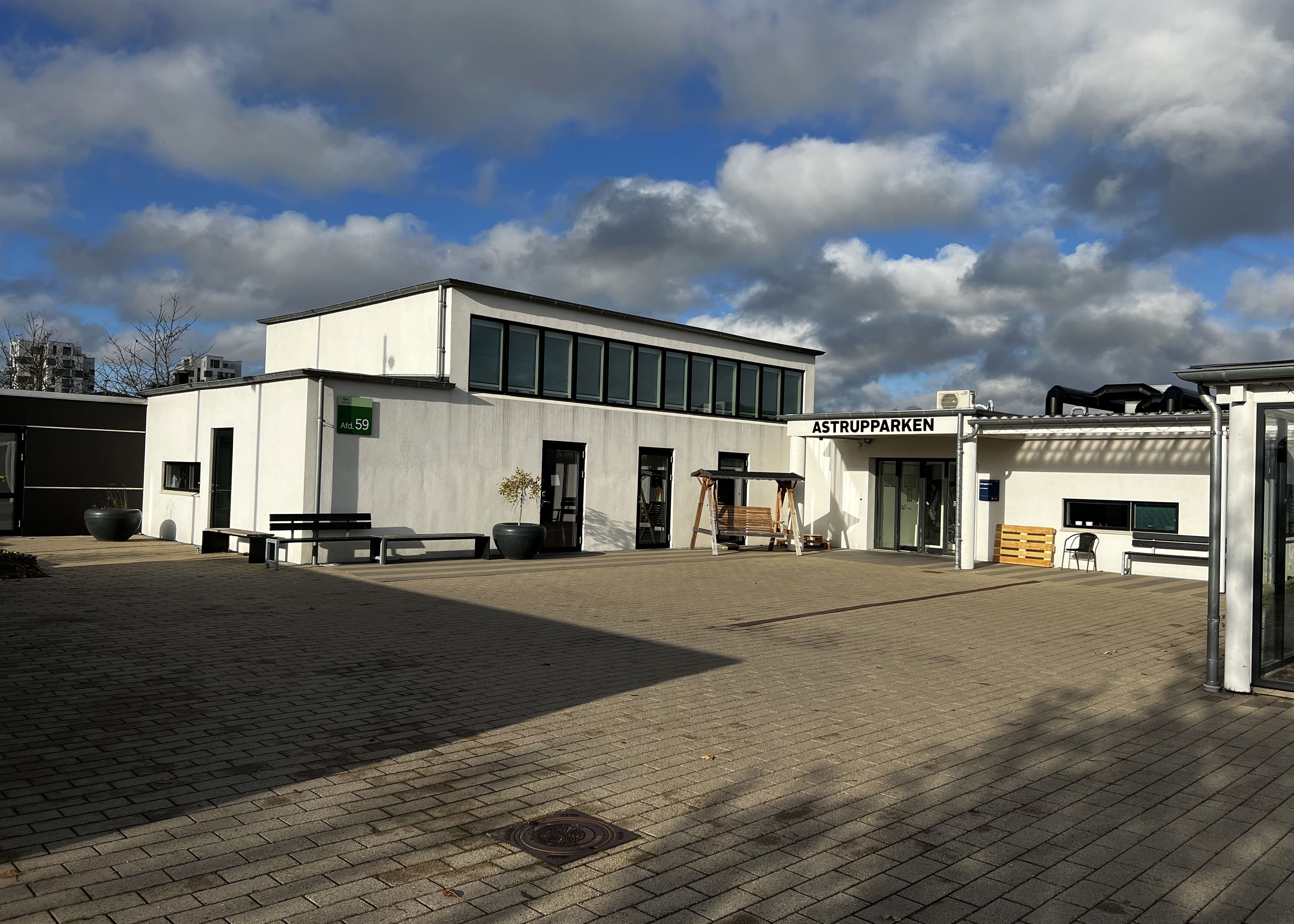 Astrupparken i sol udefra