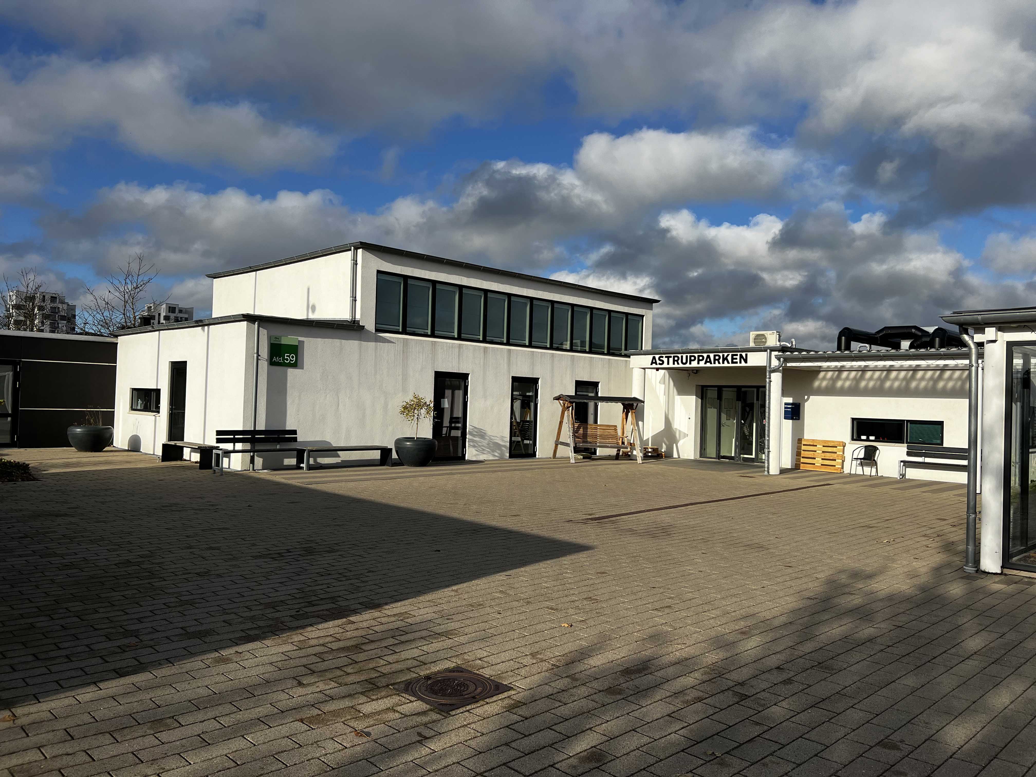 Astrupparken i sol udefra