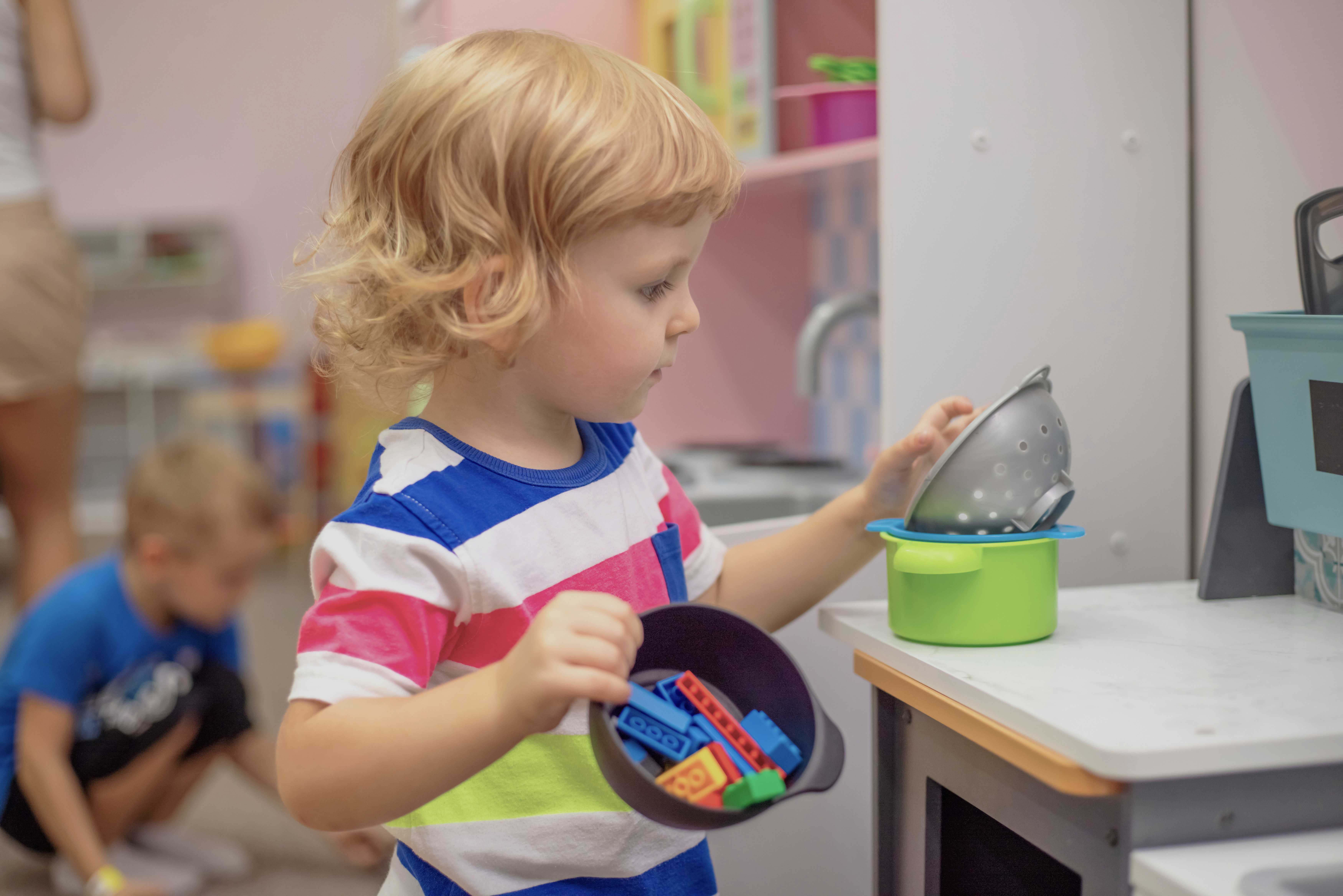 Lille pige der leger