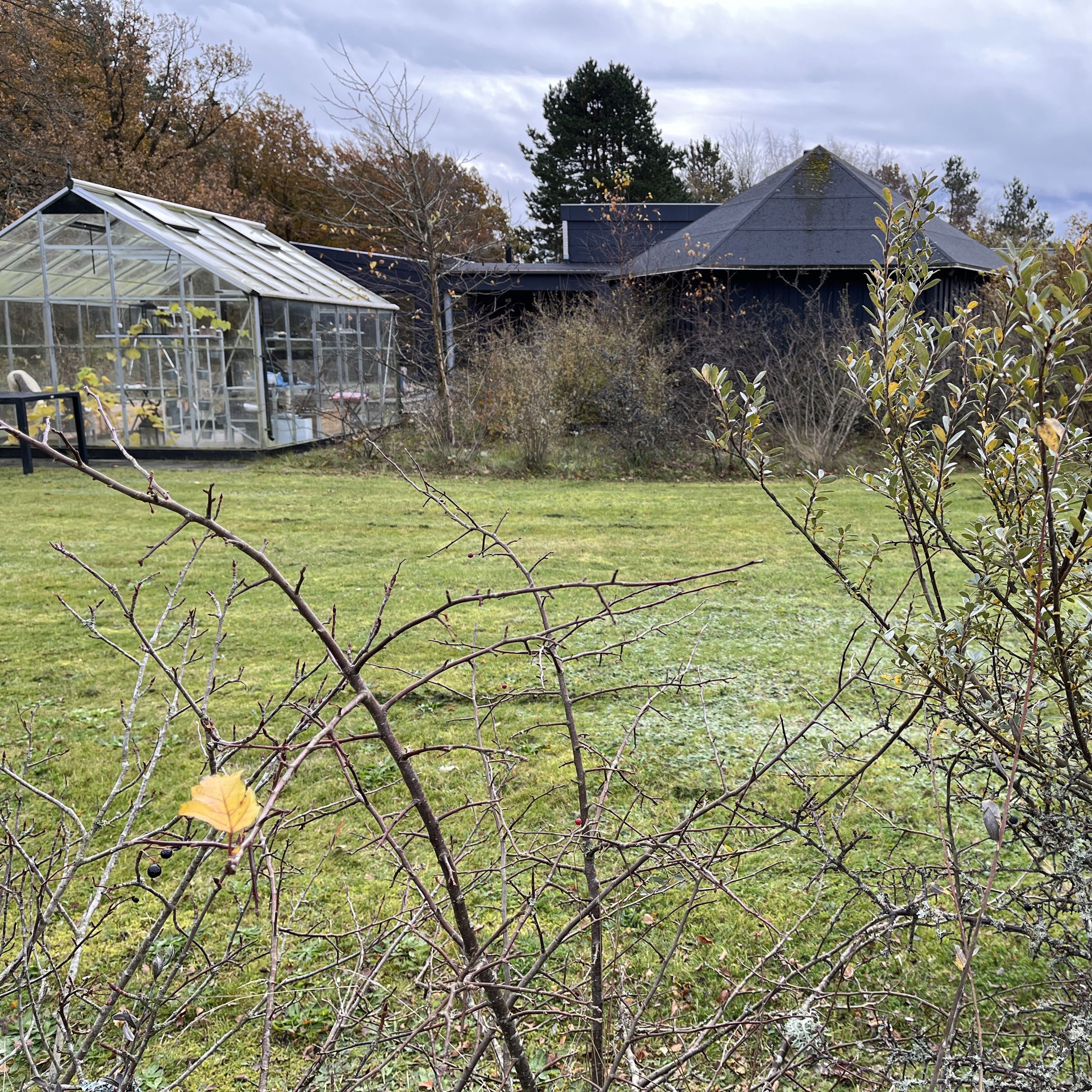 Attruphøj udefra med drivhus