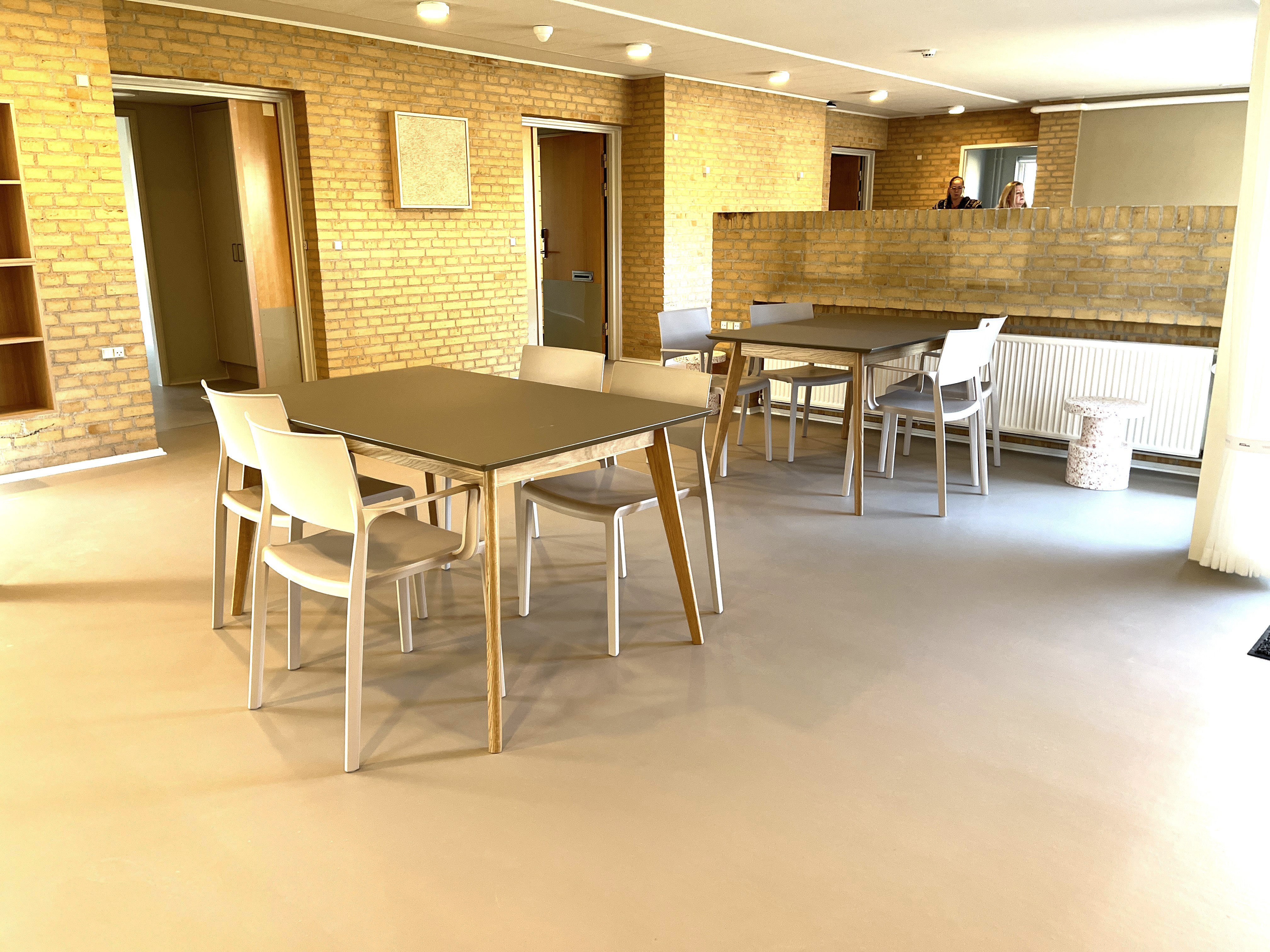 Opholdsrum med spiseborde og stole