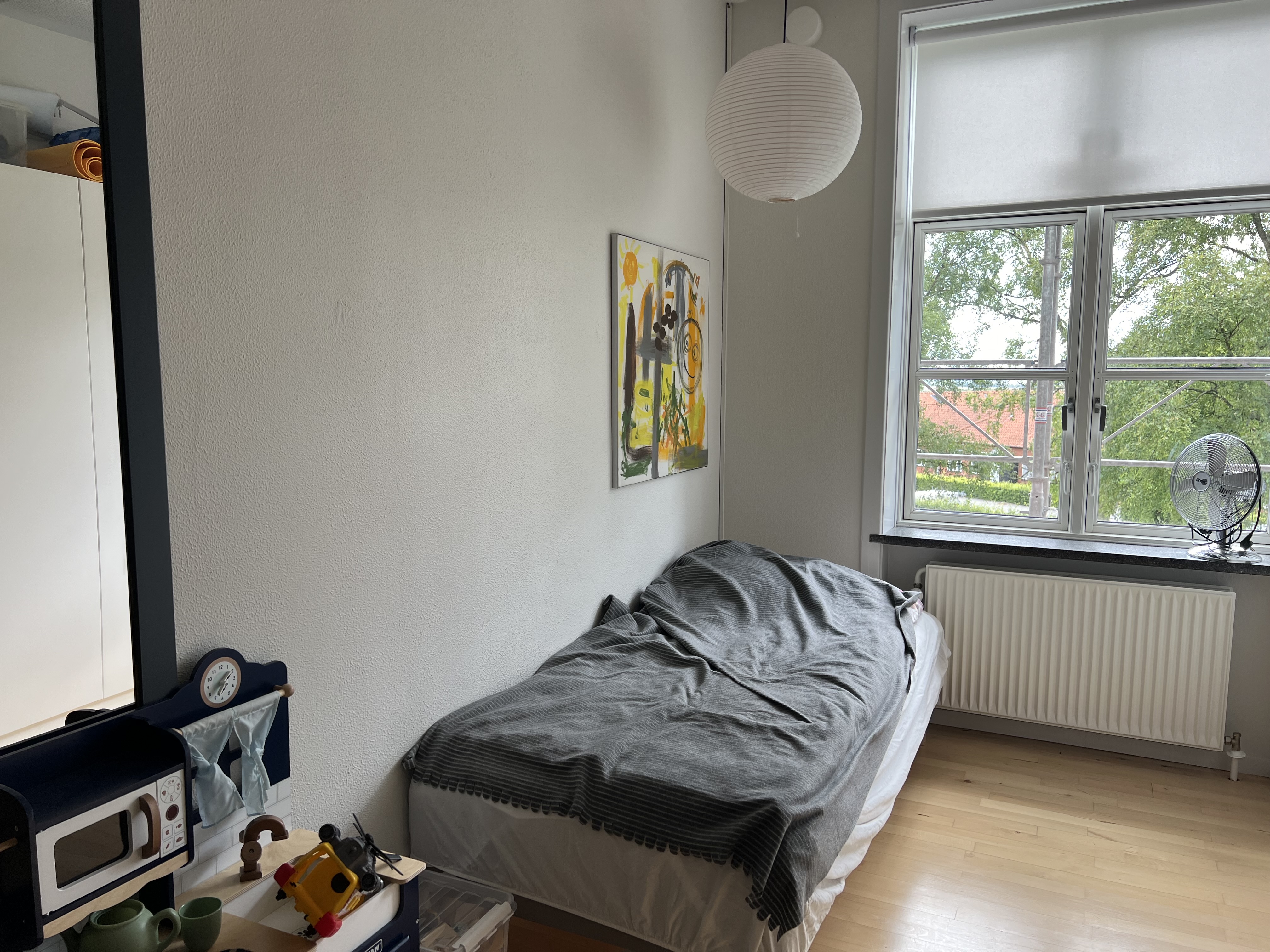 Nøddehuset - et værelse med seng og legetøj