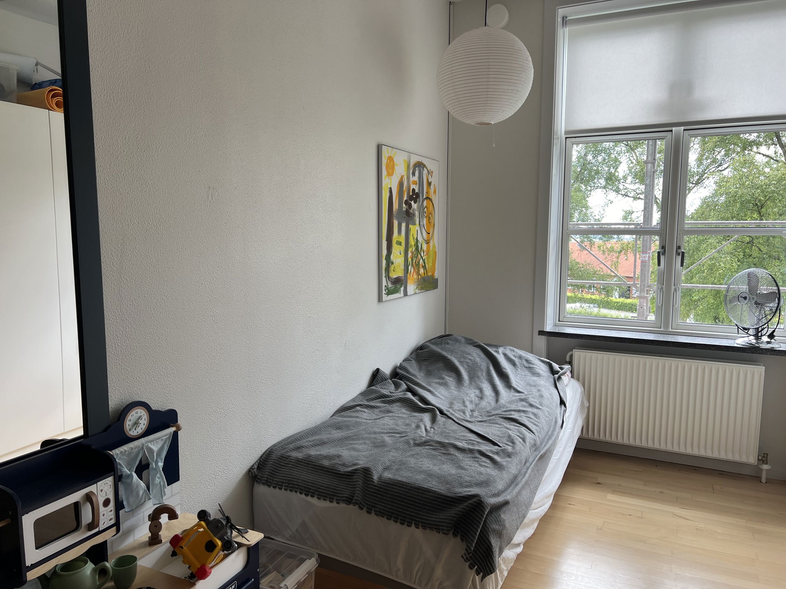 Nøddehuset - et værelse med seng og legetøj