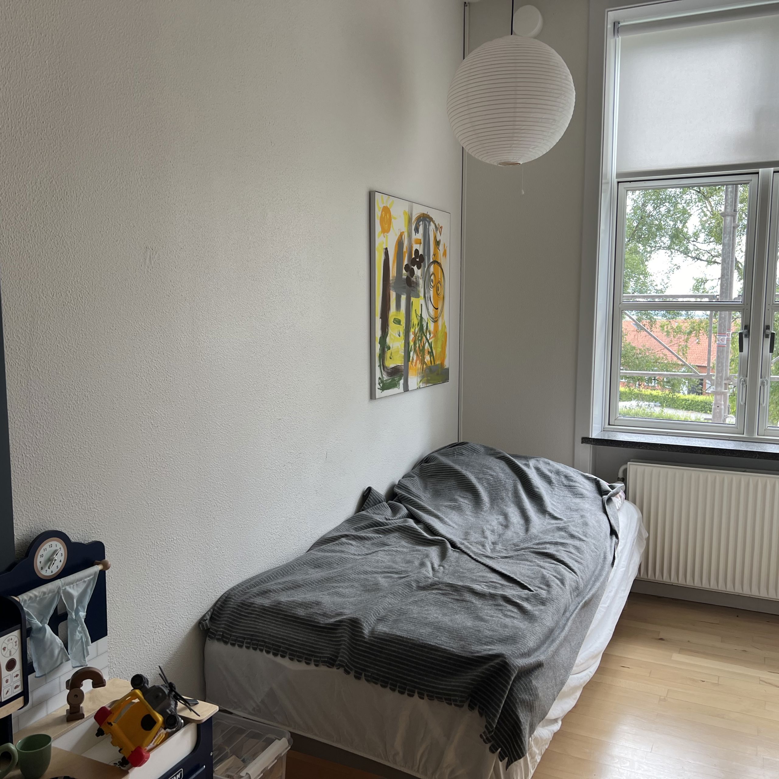 Nøddehuset - et værelse med seng og legetøj