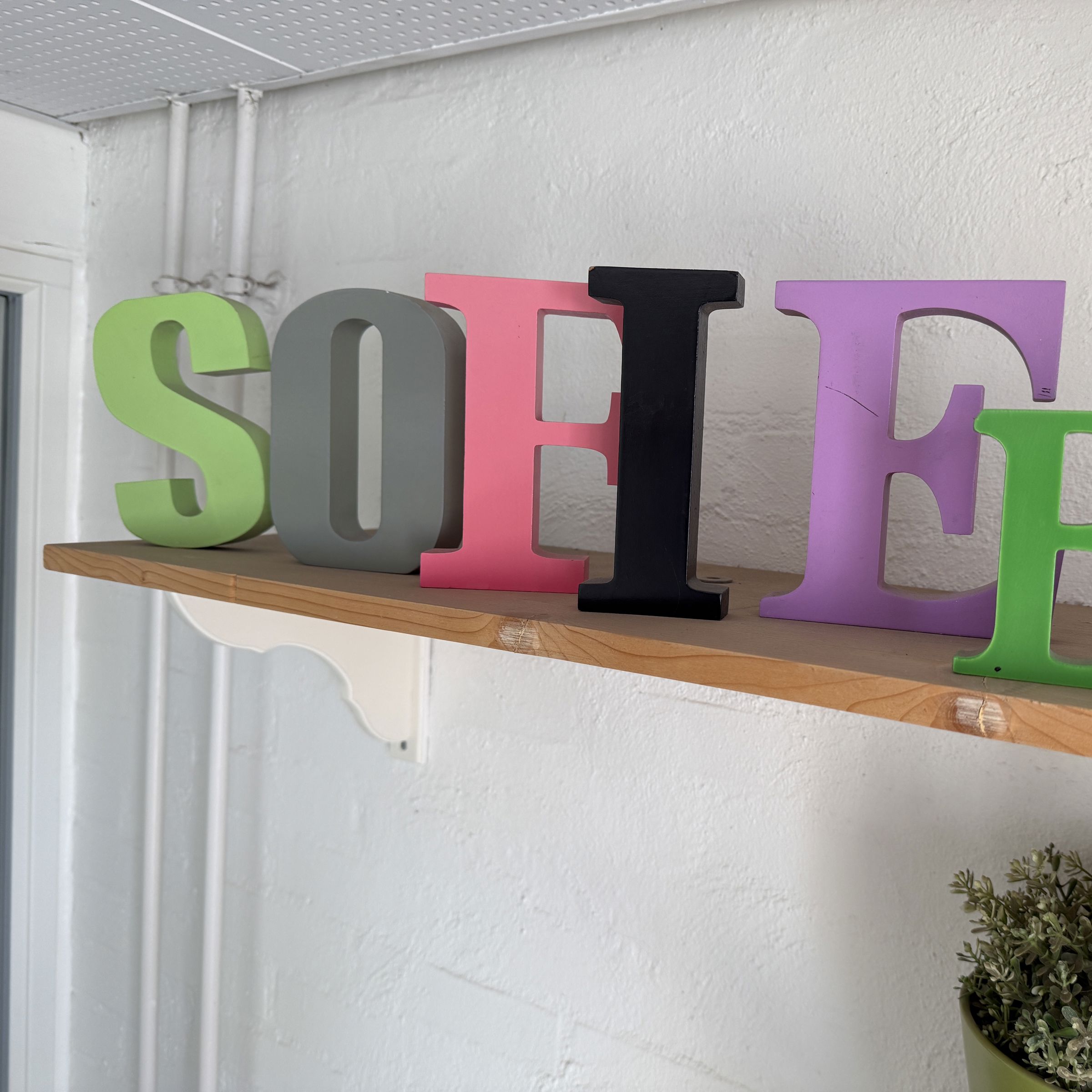 Sofiebo i bogstaver på hylde