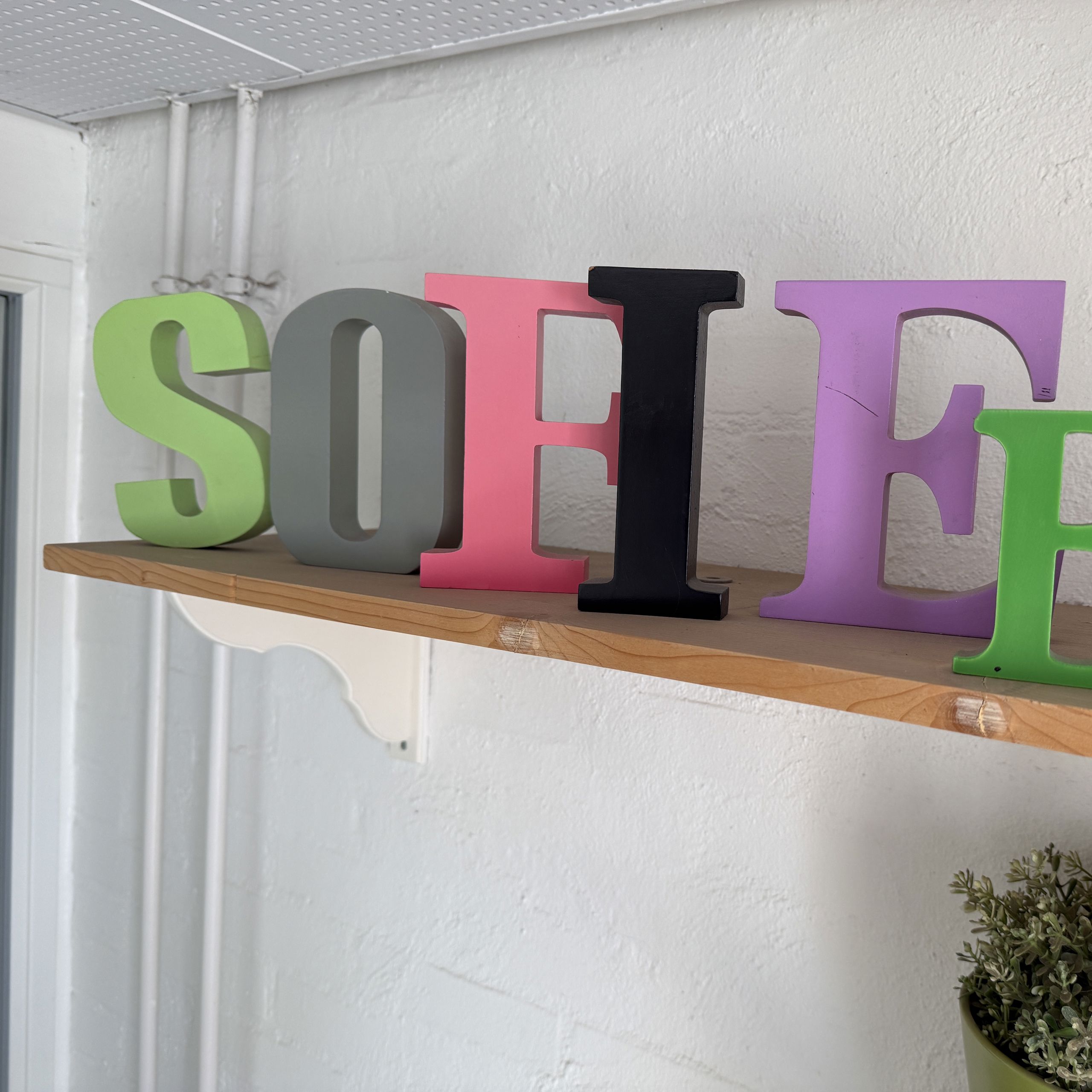 Sofiebo i bogstaver på hylde