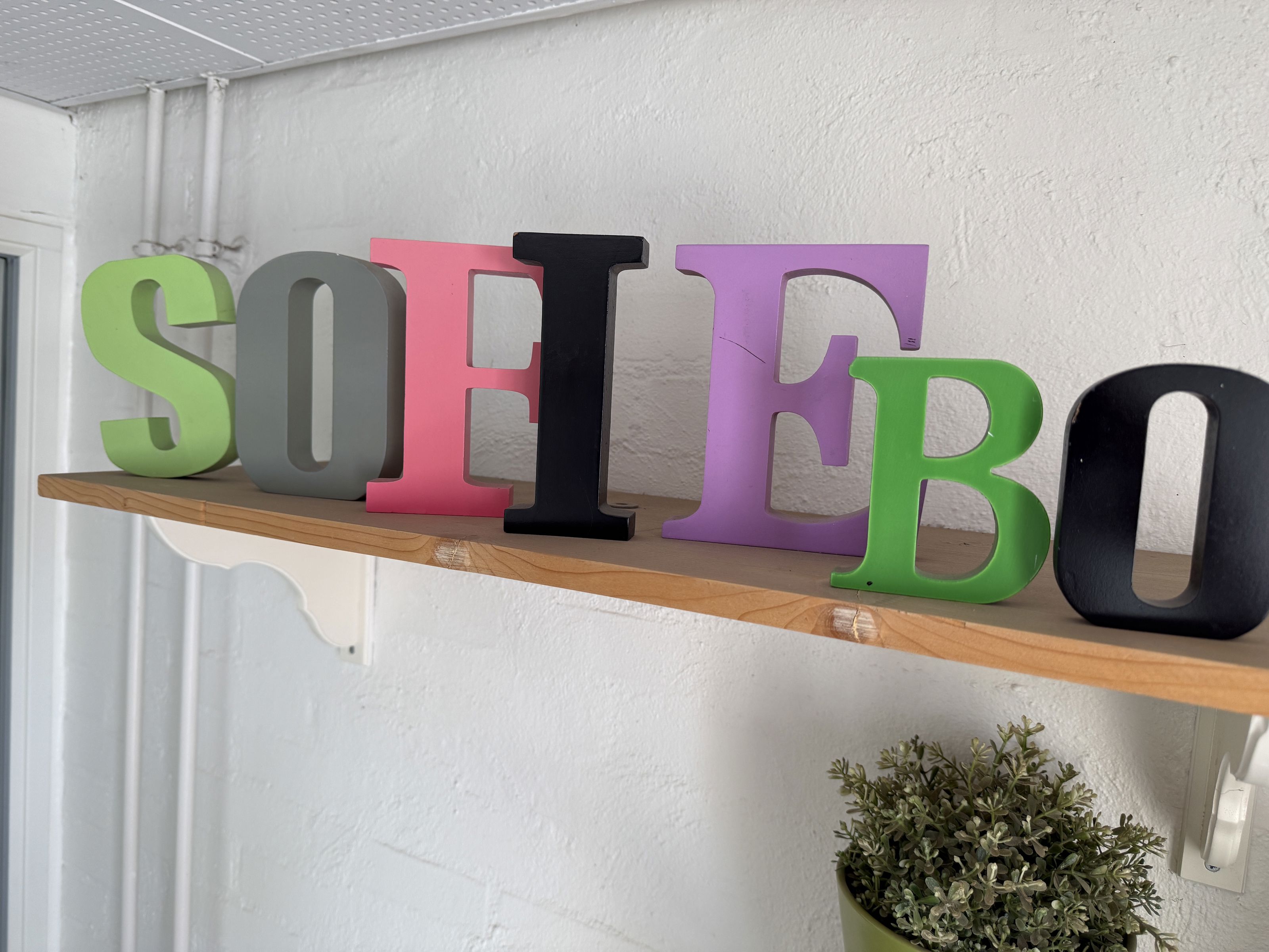 Sofiebo i bogstaver på hylde