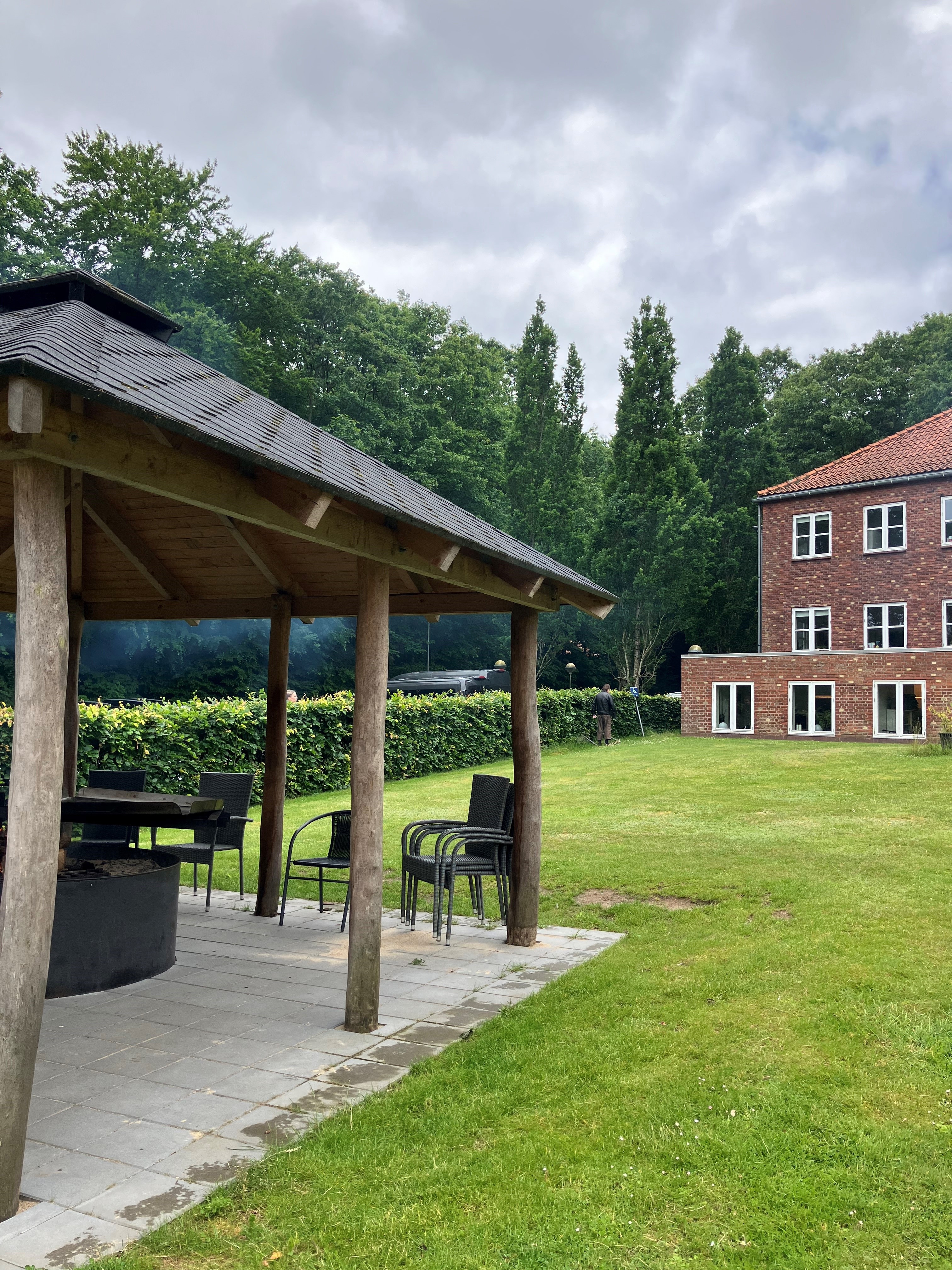 Blåplads med havestole omkring